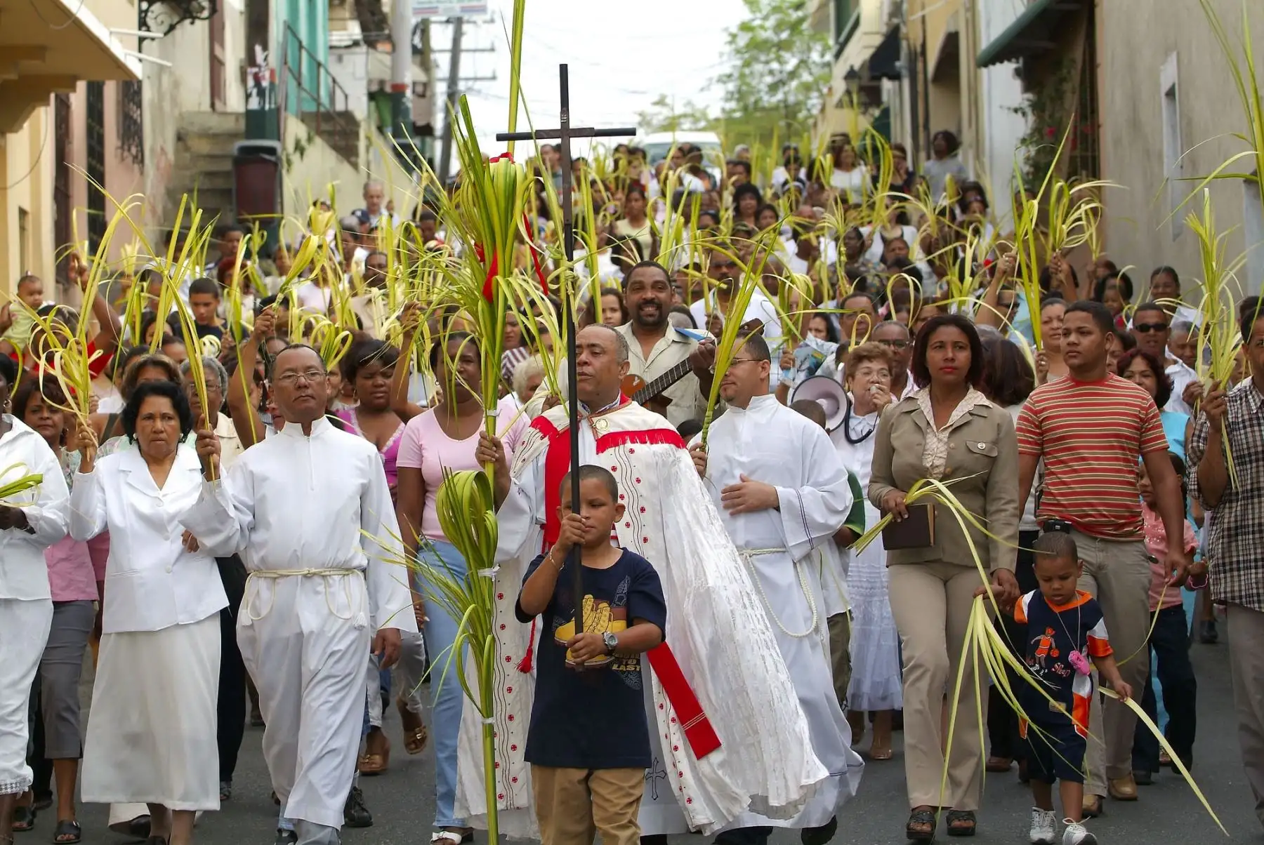 Un sacerdote y cientos de feligreses marchan en procesión desde la iglesia de San Miguel en Santo Domingo- República Dominicana,  para celebrar el domingo de Ramos. Esta tradición en la que el sacerdote bendice los ramos para luego salir en procesión tiene quinientos años y se realiza en todas las iglesias de la zona colonial.Foto:AFP