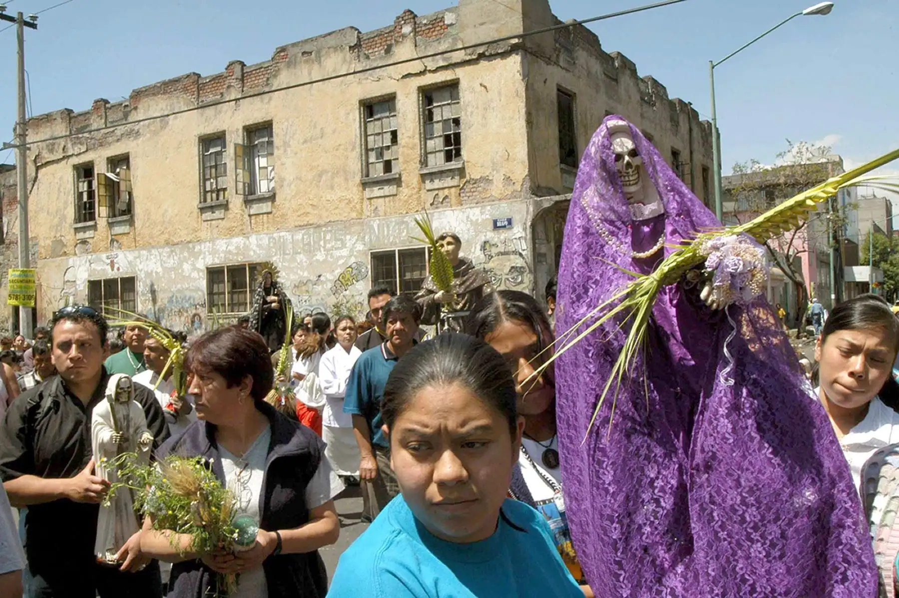 Católicos cargan la imagen de la Santa Muerte mientras caminan en las calles del barrio de Tepito de Ciudad de México, durante una procesión del Domingo de Ramos, en el inicio de la Semana Santa. Foto:AFP