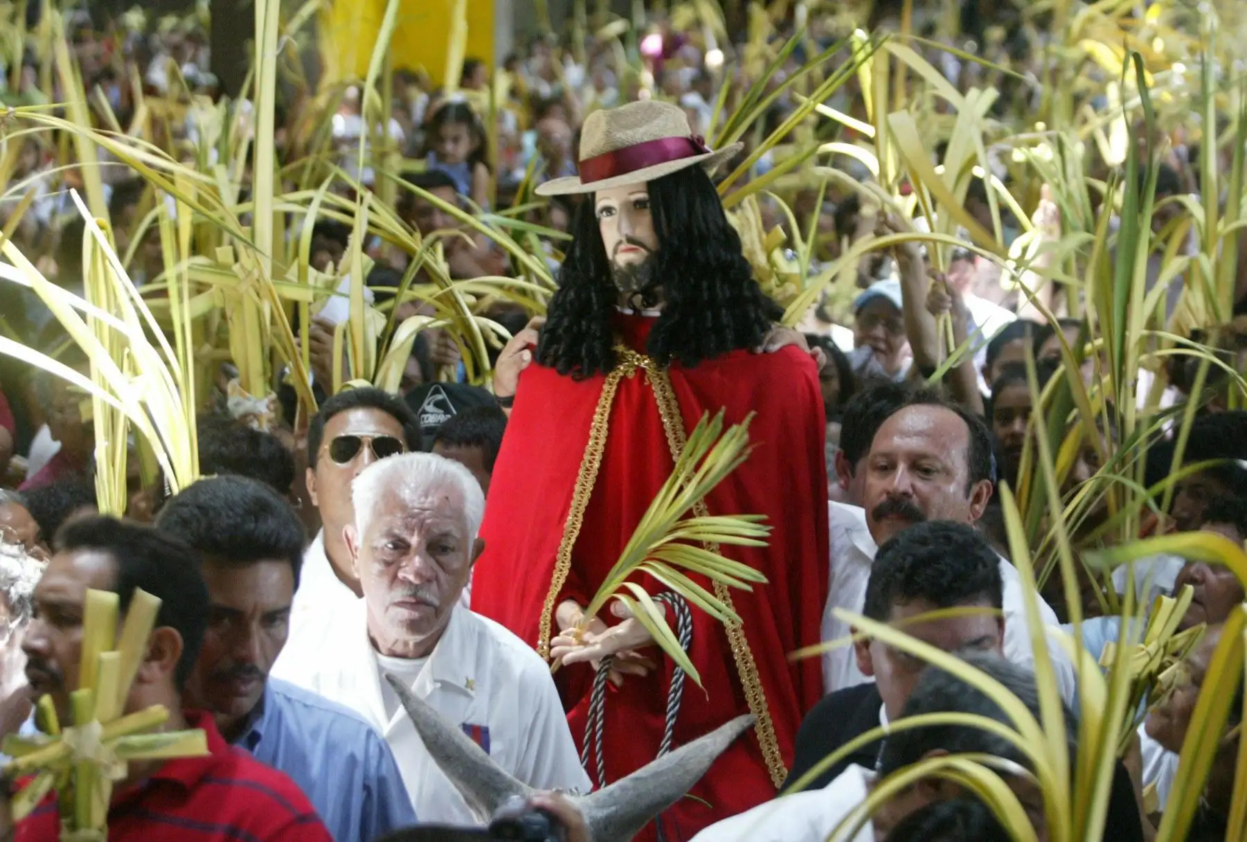 Fieles participan de la procesión correspondiente al Domingo de Ramos a la entrada de la catedral metropolitana de Managua, Nicaragua. Miles de creyentes participaron en la celebración de la festividad que marca el inicio de la llamada Semana Santa en Nicaragua. Foto: AFP
