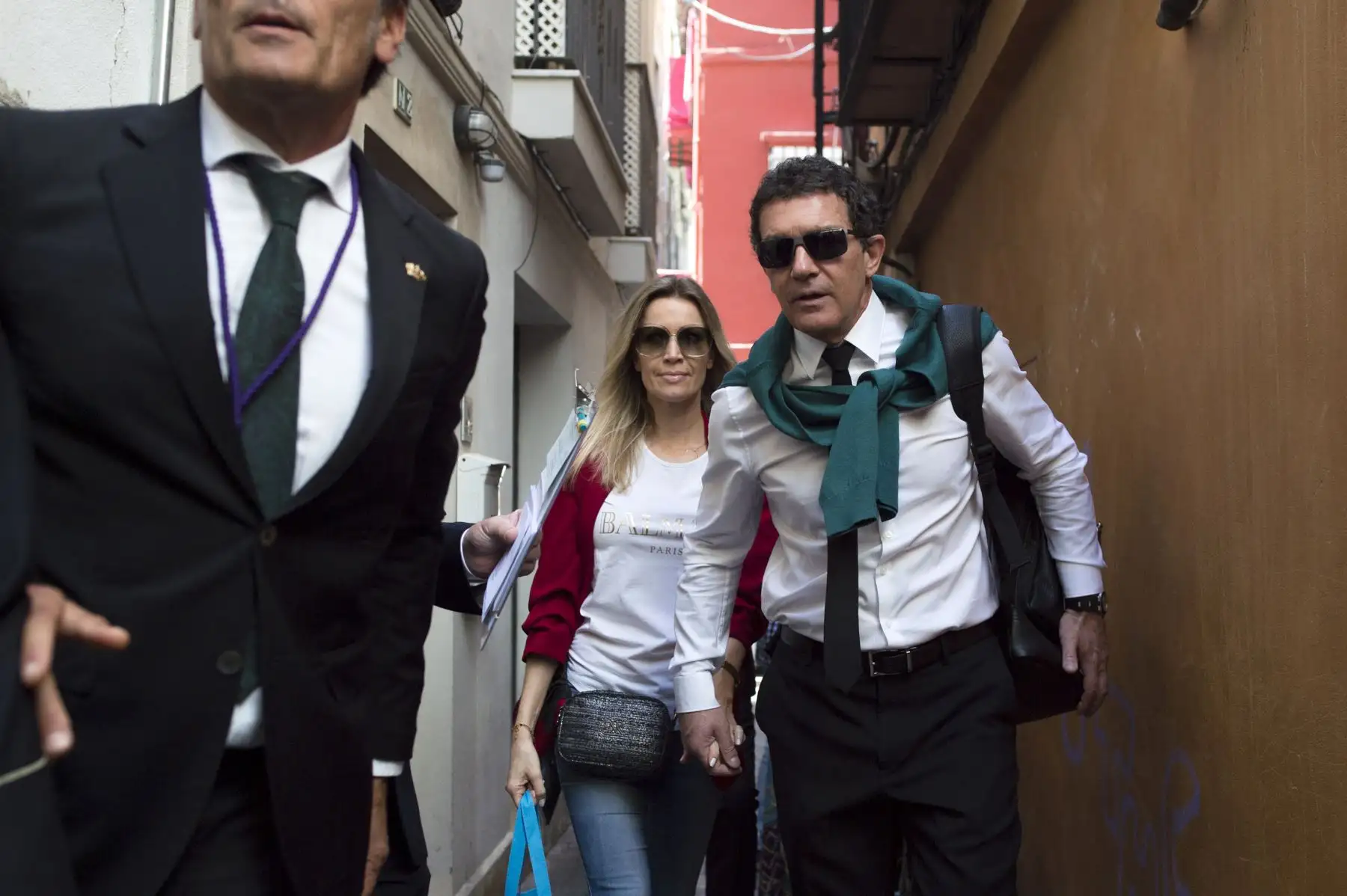 El actor español Antonio Banderas (R) y su novia Nicole Kimpelt (C) llegan a la iglesia de San Juan para la procesión de hermandad "Lagrimas y Favores" en  domingo de Ramos en Málaga . Los creyentes cristianos de todo el mundo celebran la Semana Santa De la Pascua en celebración de la crucifixión y resurrección de Jesucristo.Foto:AFP