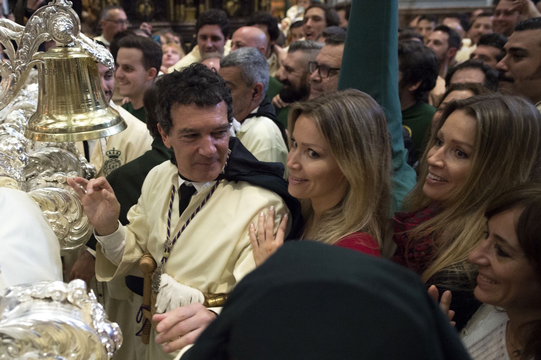 El actor español Antonio Banderas (R) y su novia Nicole Kimpelt (C) llegan a la iglesia de San Juan para la procesión de hermandad "Lagrimas y Favores" en  domingo de Ramos en Málaga .Foto:AFP