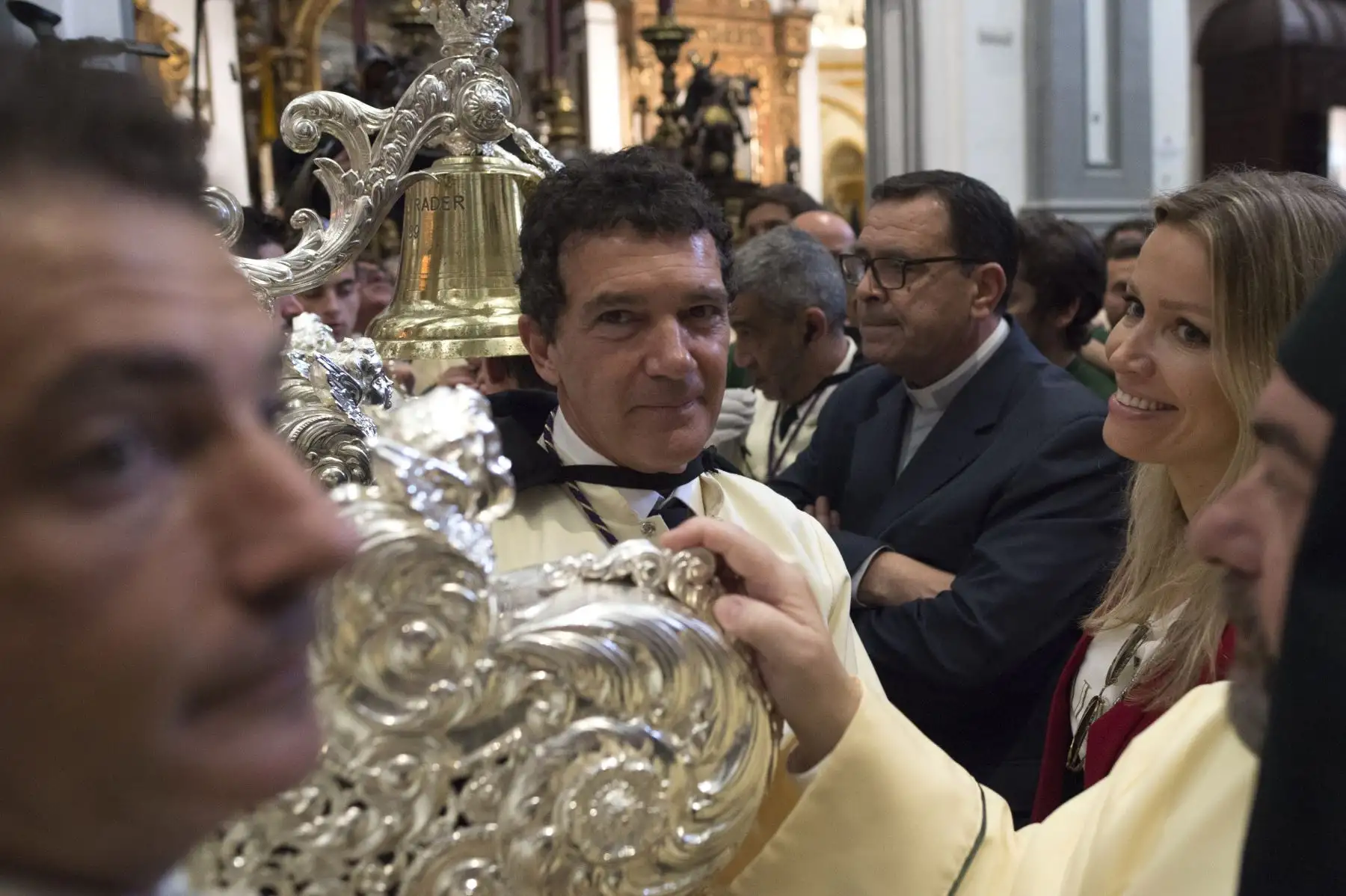 El actor español Antonio Banderas (R) y su novia Nicole Kimpelt (C) llegan a la iglesia de San Juan para la procesión de hermandad "Lagrimas y Favores" en  domingo de Ramos en Málaga .Foto:AFP