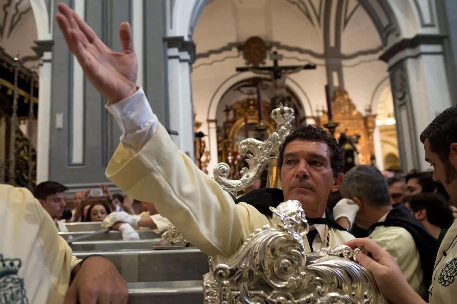 El actor español Antonio Banderas (R) y su novia Nicole Kimpelt (C) llegan a la iglesia de San Juan para la procesión de hermandad "Lagrimas y Favores" en  domingo de Ramos en Málaga .Foto:AFP
