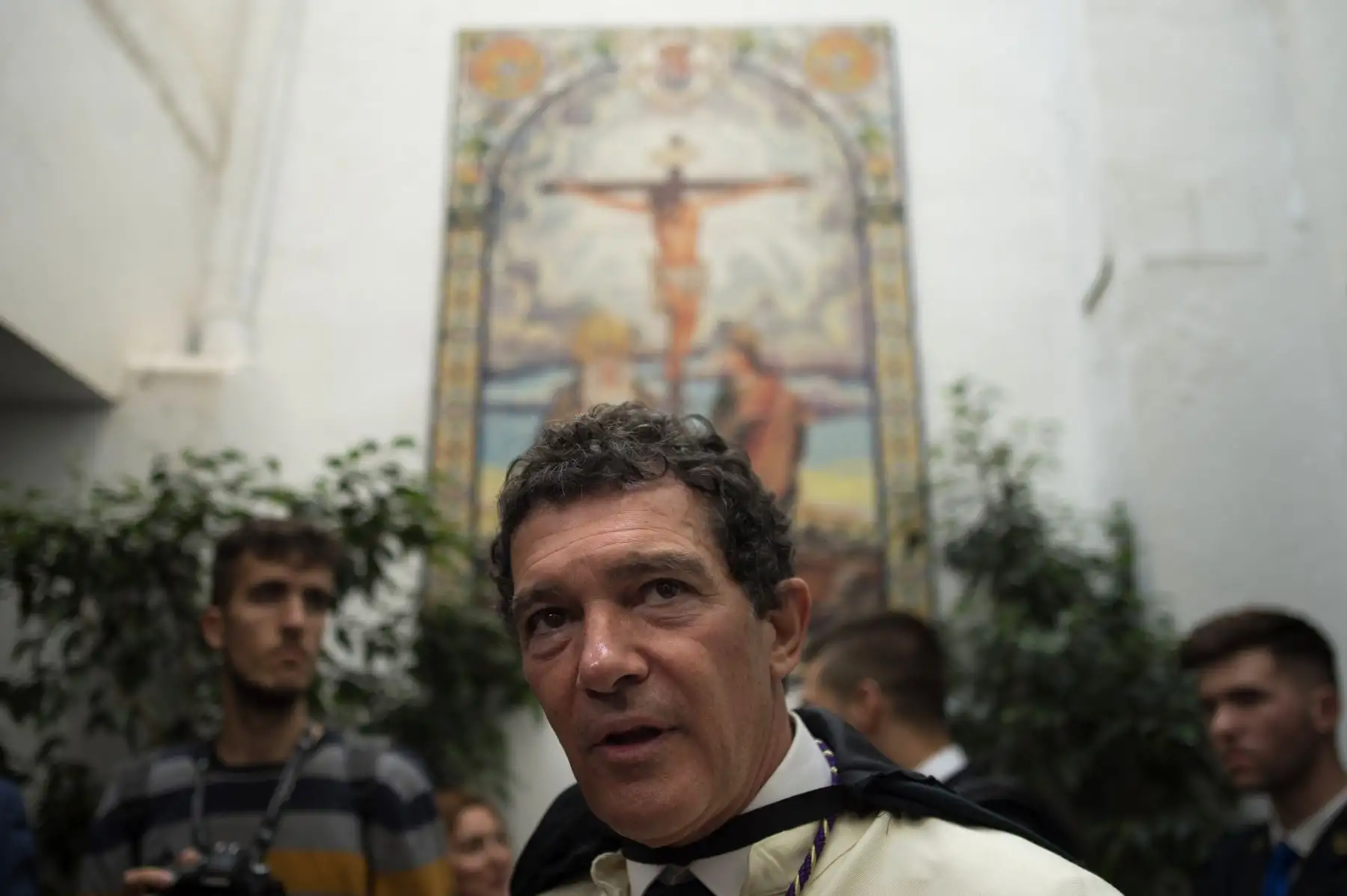 El actor español Antonio Banderas (R) y su novia Nicole Kimpelt (C) llegan a la iglesia de San Juan para la procesión de hermandad "Lagrimas y Favores" en  domingo de Ramos en Málaga .Foto:AFP