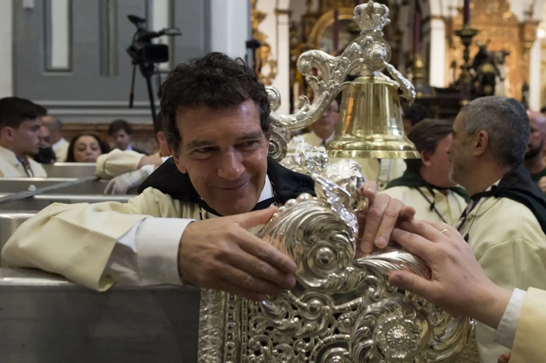 El actor español Antonio Banderas (R) y su novia Nicole Kimpelt (C) llegan a la iglesia de San Juan para la procesión de hermandad "Lagrimas y Favores" en  domingo de Ramos en Málaga .Foto:AFP