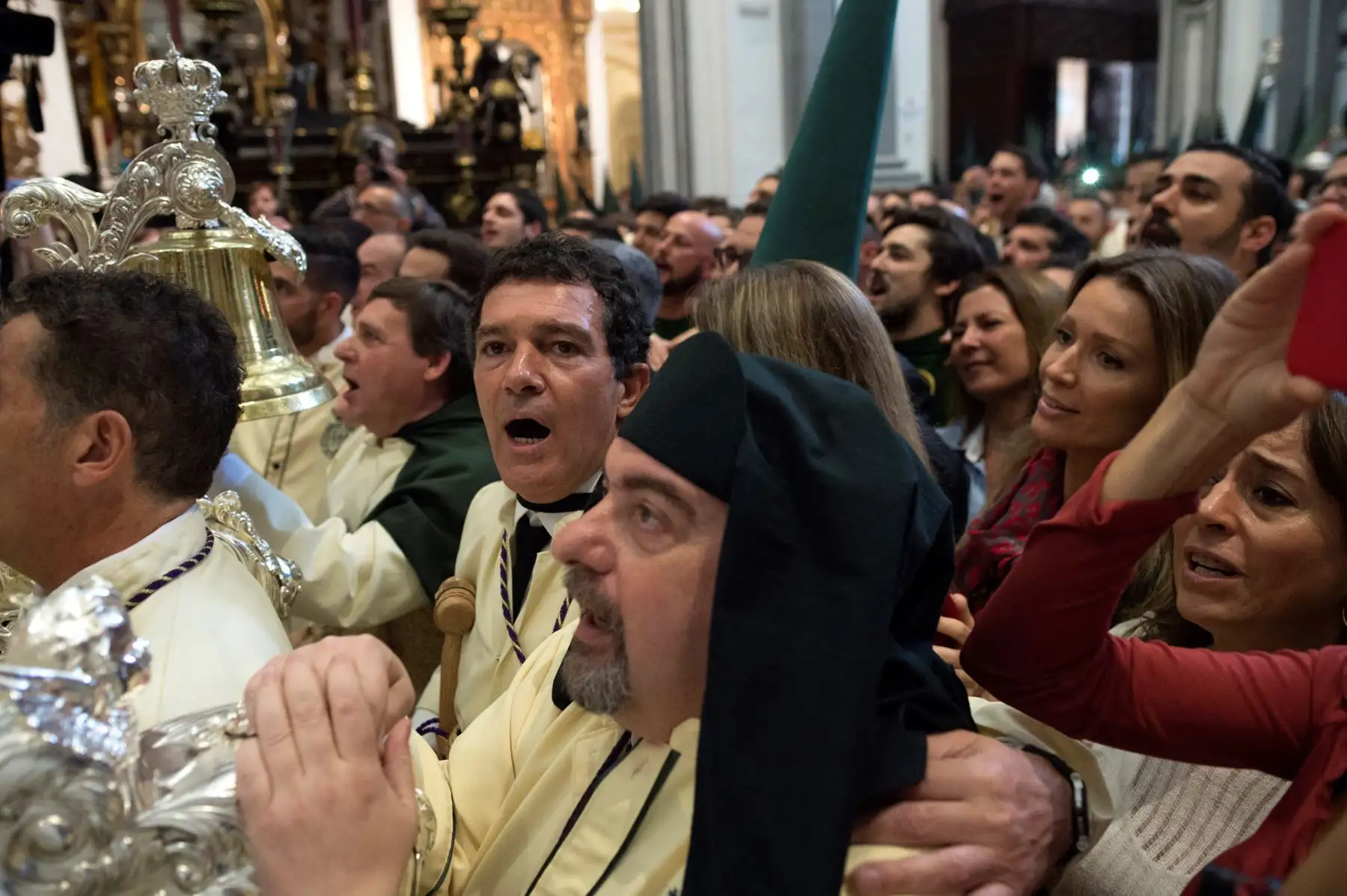 El actor español Antonio Banderas (R) y su novia Nicole Kimpelt (C) llegan a la iglesia de San Juan para la procesión de hermandad "Lagrimas y Favores" en  domingo de Ramos en Málaga .Foto:AFP