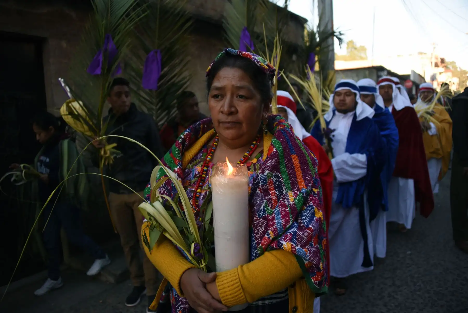 Una fiel católica participa en la procesión del Domingo de Ramos  en San Pedro Sacatepequez, a 30 km al oeste de la ciudad de Guatemala.Foto:AFP
