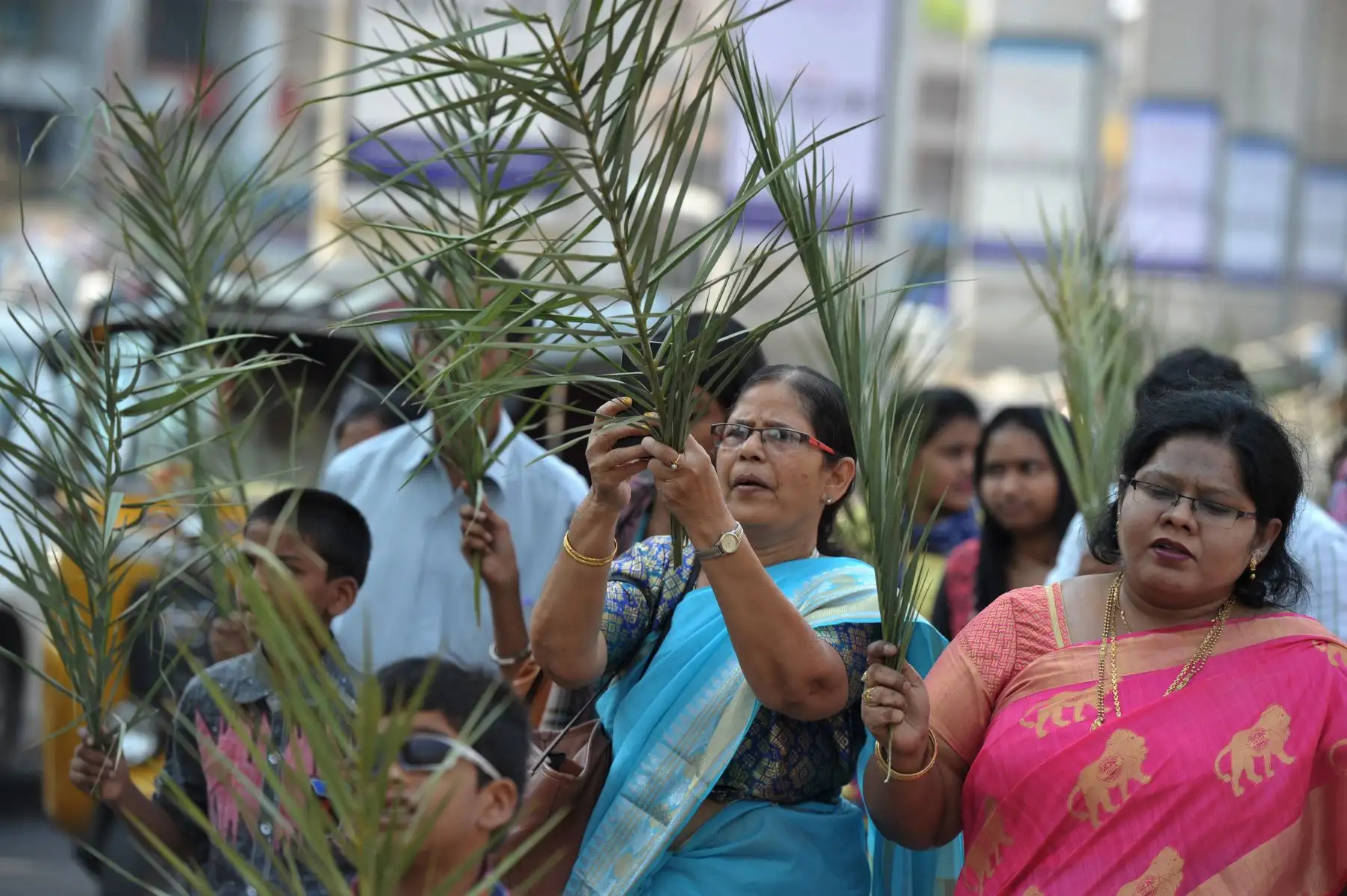 Los devotos cristianos dianes llevan ramas de palma durante una procesión del Domingo de Ramos a lo largo de una carretera en Secunderabad, la ciudad gemela de Hyderabad - India . Foto: AFP
