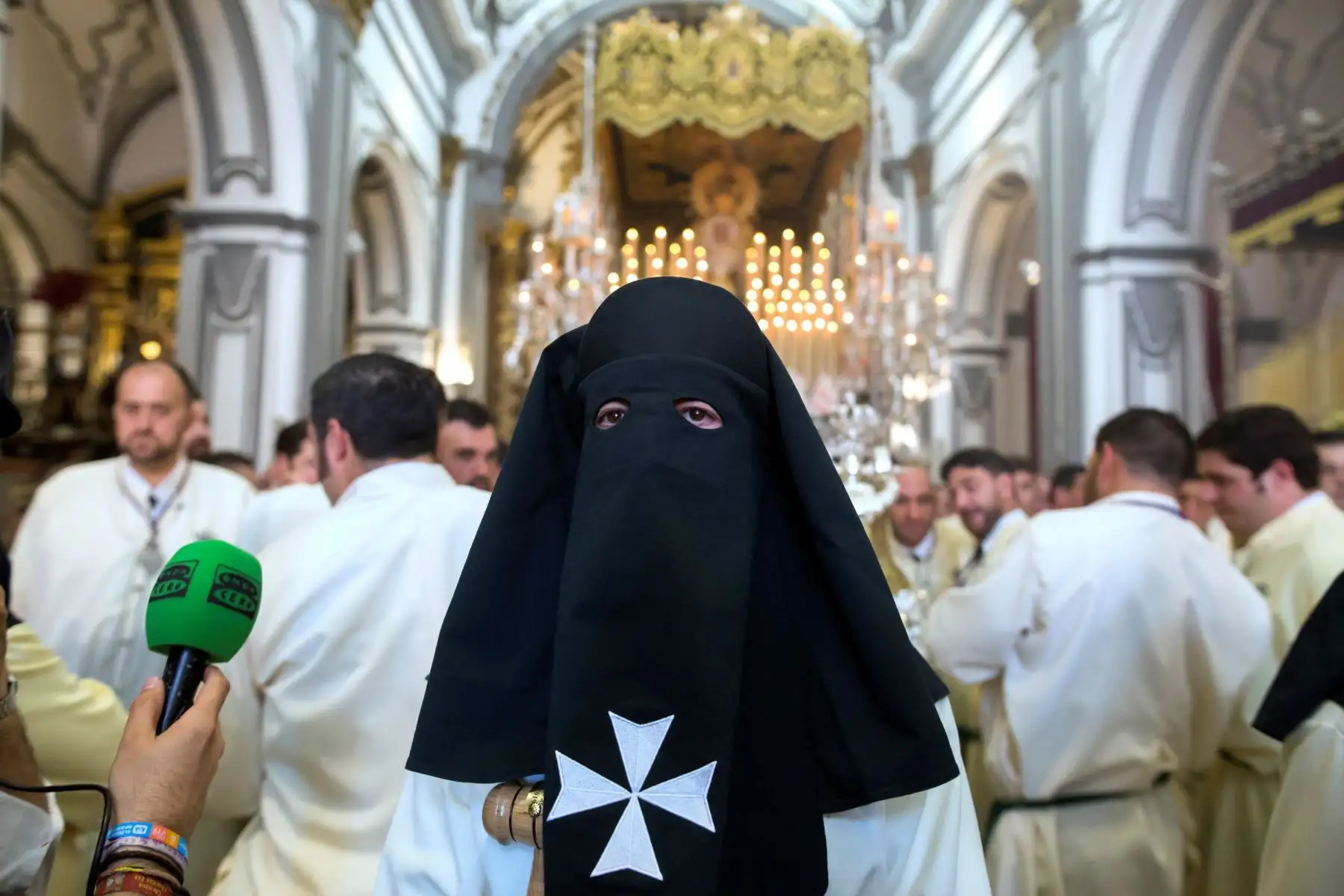 El actor malagueño Antonio Banderas participa como mayordomo del Trono de María Santísima de Lágrimas y Favores en las Cofradías Fusionadas, en el inicio de la Semana Santa de Málaga. Foto:EFE

Foto: EFE