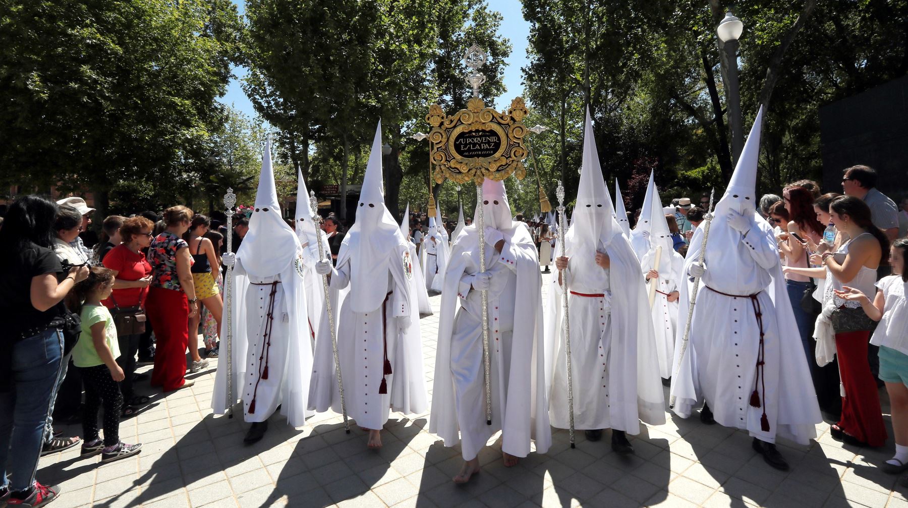 Nazarenos de la Paz en la estación de penitencia de su Hermandad participan en  los desfiles procesionales del Domingo de Ramos en Sevilla.Foto:AFP