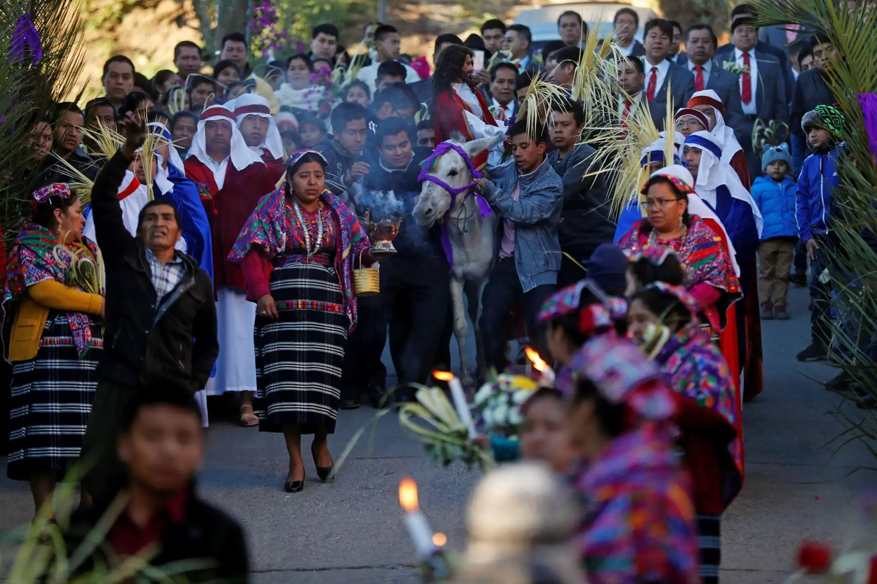 Devotos católicos participan en la procesión de Domingo de Ramos  en el municipio de San Pedro Sacatepéquez -Guatemala.Foto:EFE