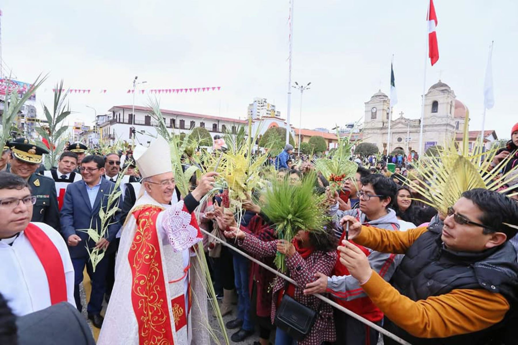 El cardenal Pedro Barreto bendijo hoy los ramos de los fieles durante la procesión del Señor del Triunfo, en la ciudad de Huancayo.