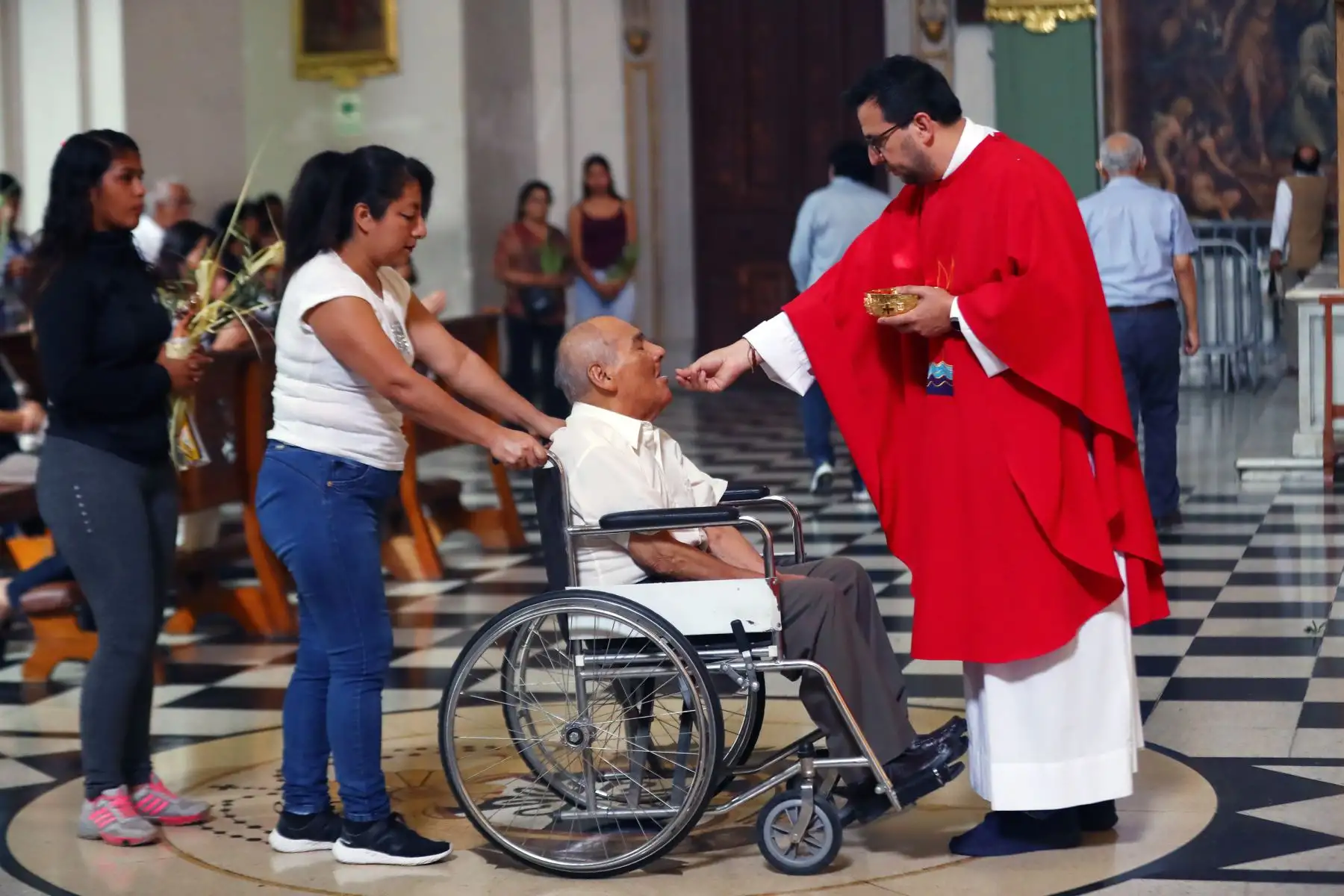 Los devotos cristianos participan en la celebración del Domingo de Ramos en la iglesia Santo Domingo ,Foto: ANDINA/Norman Córdova