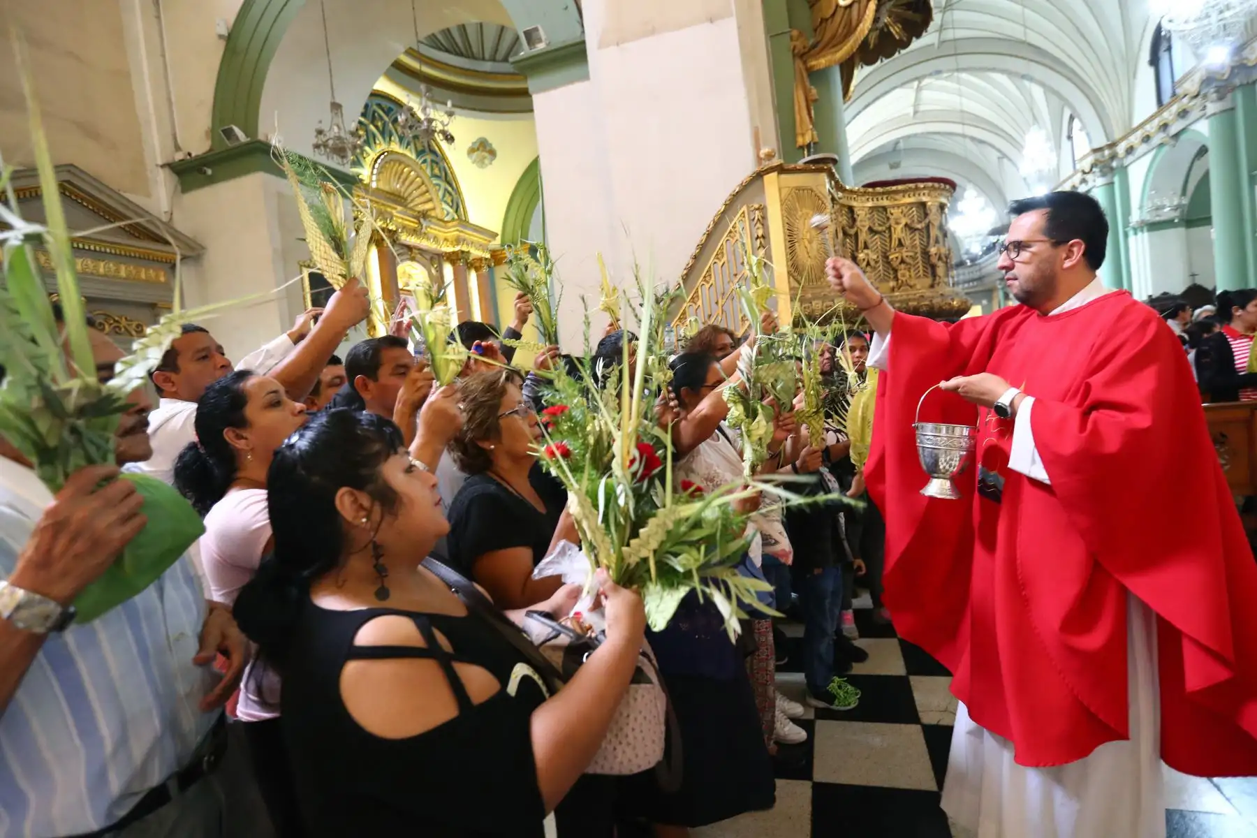 Los devotos cristianos participan en la celebración del Domingo de Ramos en la iglesia Santo Domingo ,Foto: ANDINA/Norman Córdova