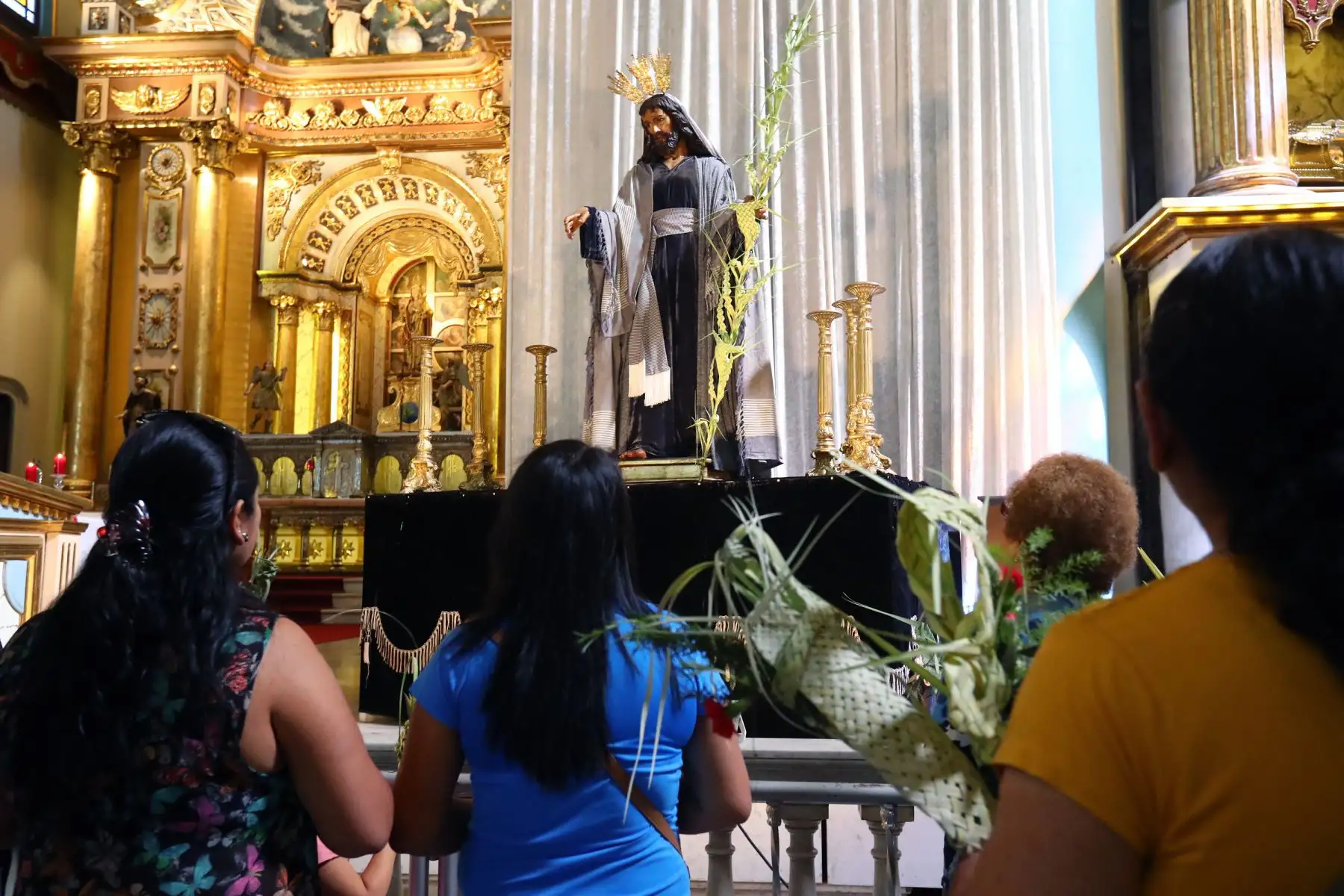 Los devotos cristianos participan en la celebración del Domingo de Ramos en la iglesia Santo Domingo ,Foto: ANDINA/Norman Córdova