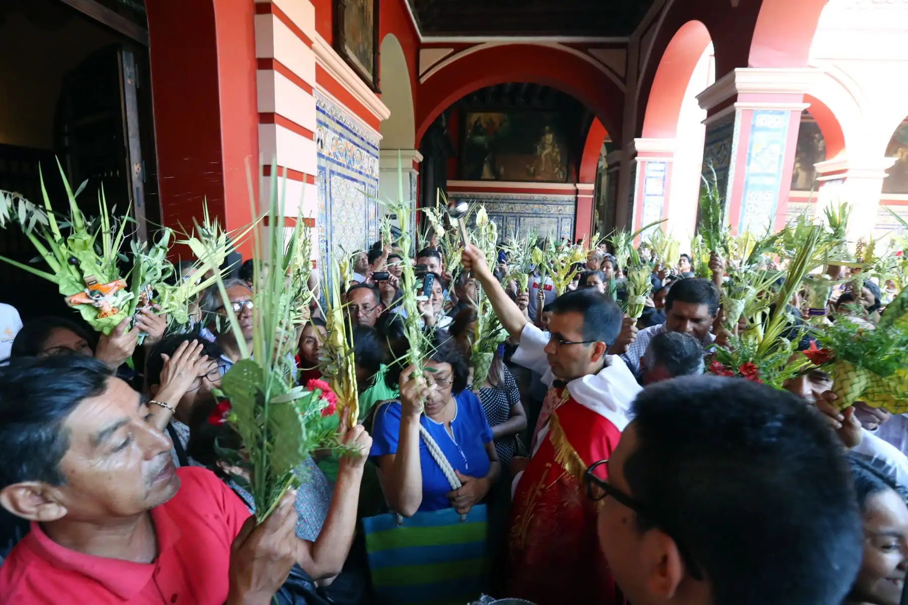 Los devotos cristianos participan en la celebración del Domingo de Ramos en la iglesia Santo Domingo ,Foto: ANDINA/Norman Córdova