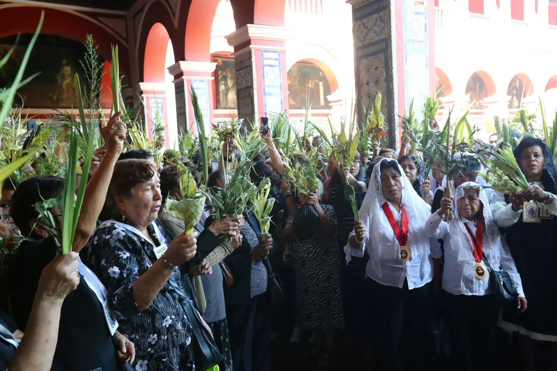 Los devotos cristianos participan en la celebración del Domingo de Ramos en la iglesia Santo Domingo ,Foto: ANDINA/Norman Córdova