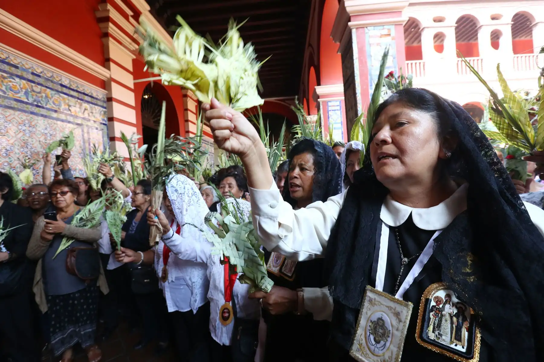 Los devotos cristianos participan en la celebración del Domingo de Ramos en la iglesia Santo Domingo ,Foto: ANDINA/Norman Córdova
