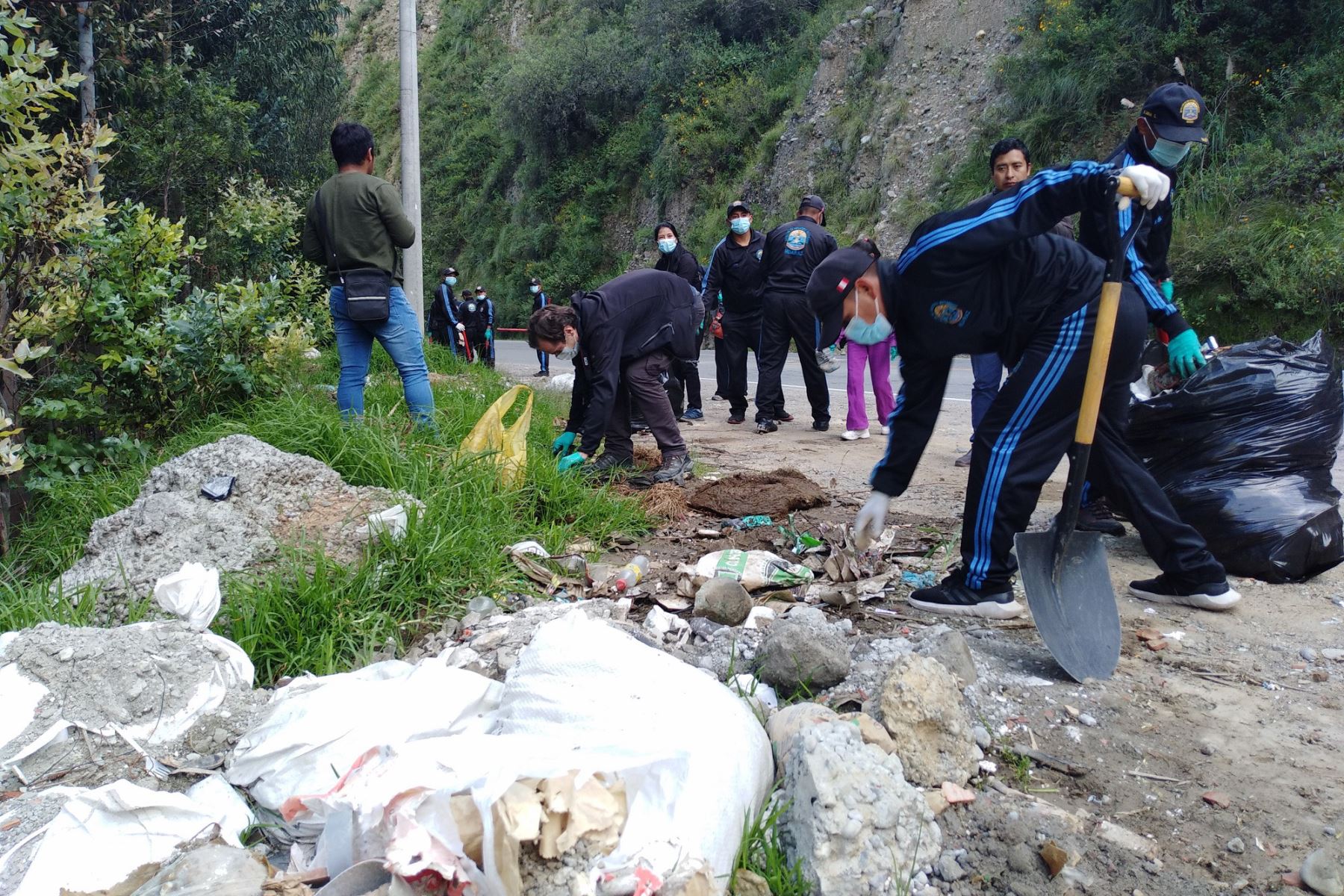 Autoridades, trabajadores de la Municipalidad Provincial de Huaraz y juntas vecinales participaron en jornada de limpieza.