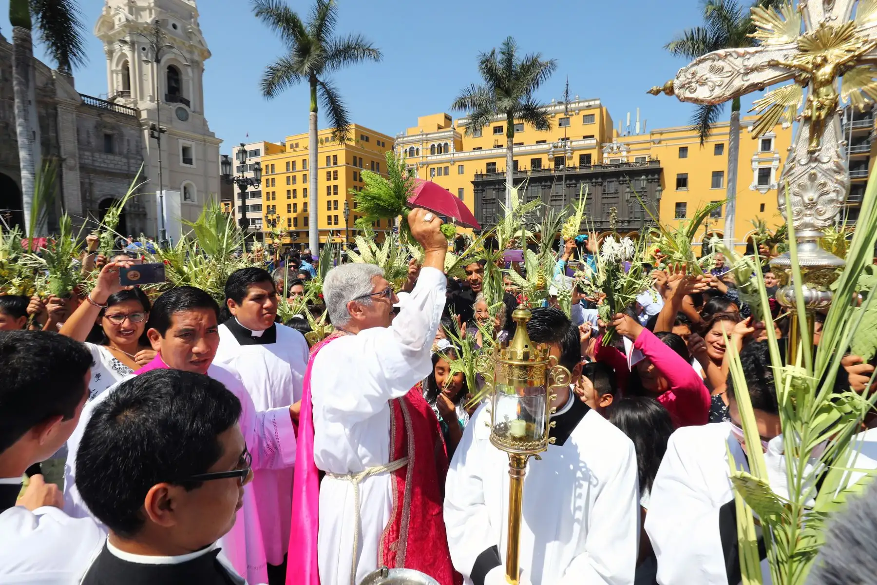 Arzobispo de Lima , Carlos Castillo y  devotos cristianos participan en la celebración del Domingo de Ramos en la Catedral de Lima. Foto: ANDINA/Norman Córdova