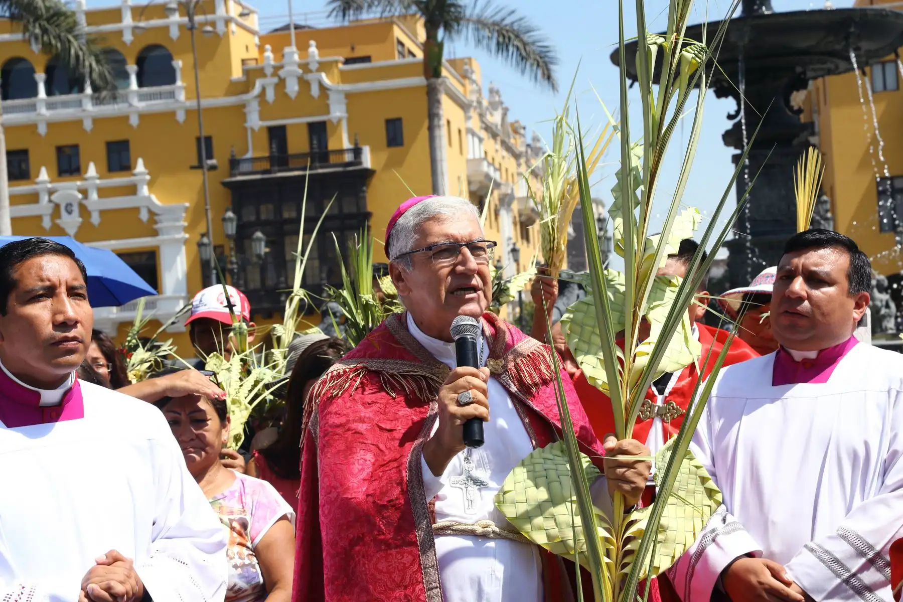 Arzobispo de Lima , Carlos Castillo y  devotos cristianos participan en la celebración del Domingo de Ramos en la Catedral de Lima. Foto: ANDINA/Norman Córdova