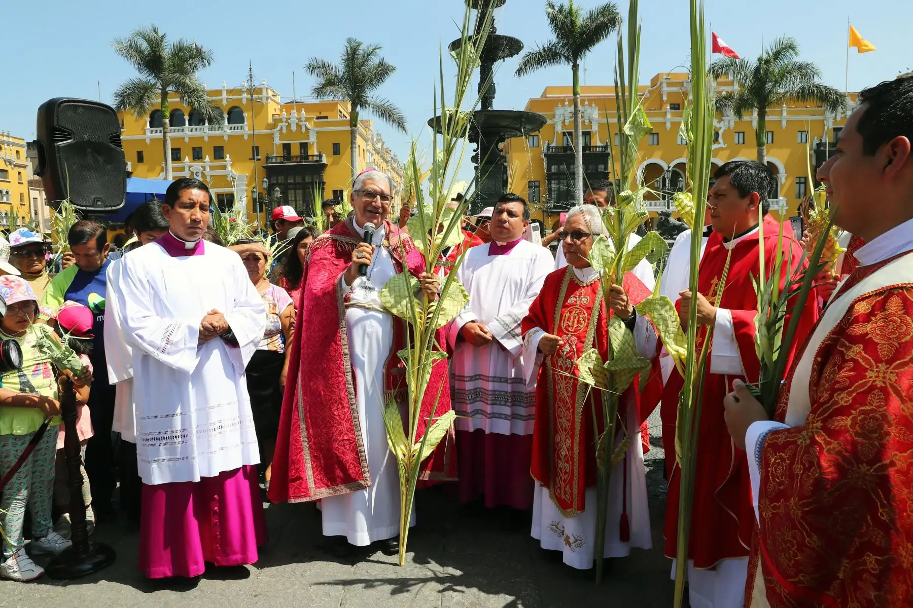 Arzobispo de Lima , Carlos Castillo y  devotos cristianos participan en la celebración del Domingo de Ramos en la Catedral de Lima. Foto: ANDINA/Norman Córdova