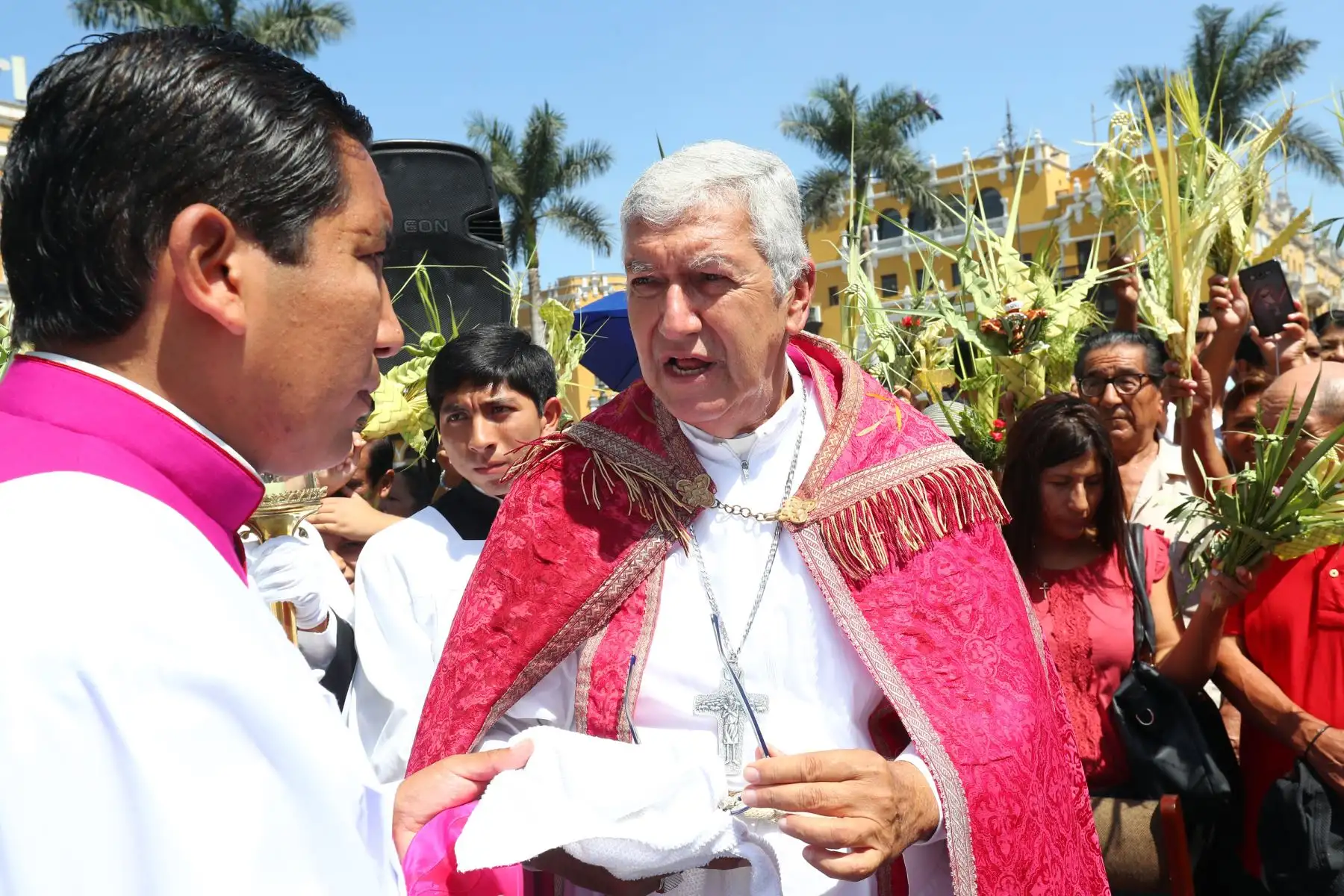 Arzobispo de Lima , Carlos Castillo y  devotos cristianos participan en la celebración del Domingo de Ramos en la Catedral de Lima. Foto: ANDINA/Norman Córdova