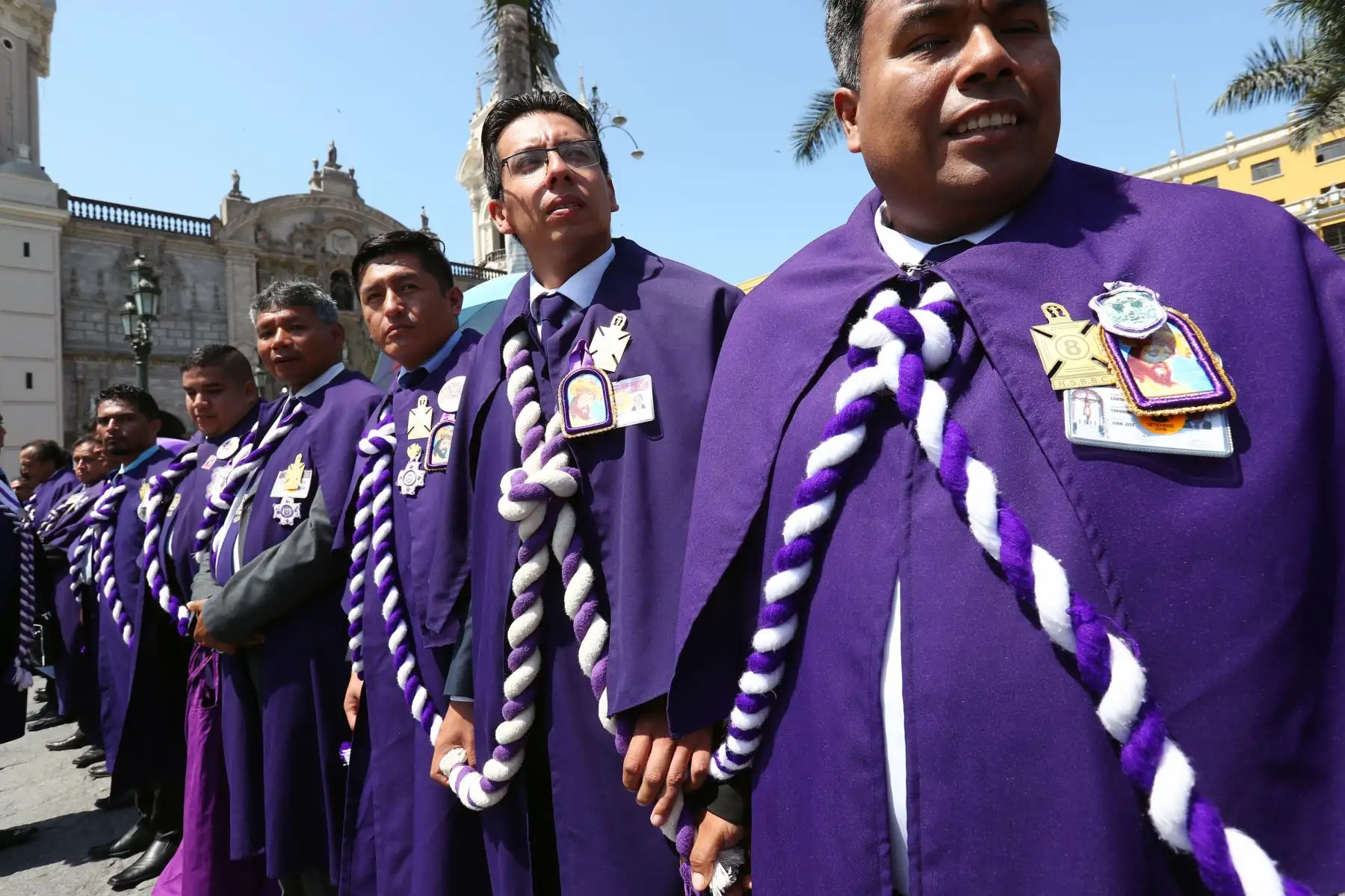 Los devotos cristianos participan en la celebración del Domingo de Ramos en la Catedral de Lima. ,Foto: ANDINA/Norman Córdova