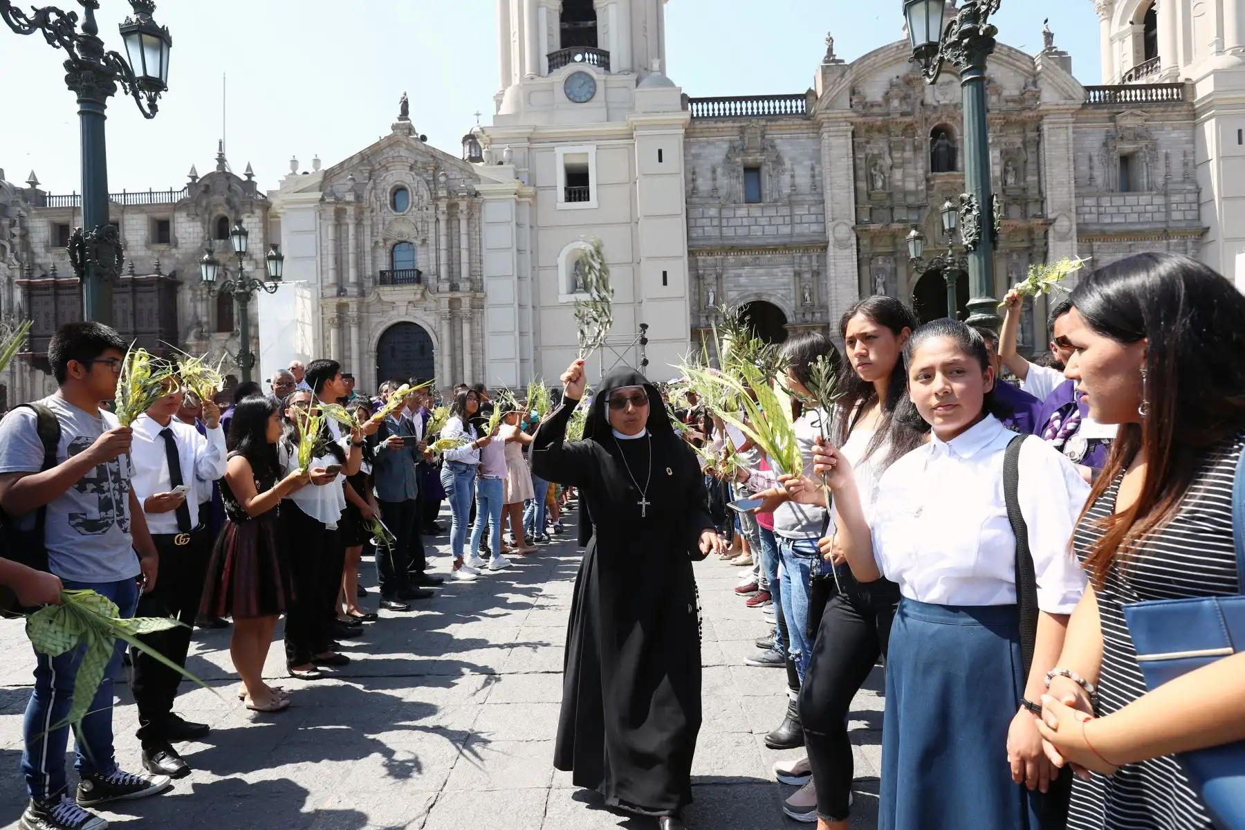 Los devotos cristianos participan en la celebración del Domingo de Ramos en la Catedral de Lima. ,Foto: ANDINA/Norman Córdova