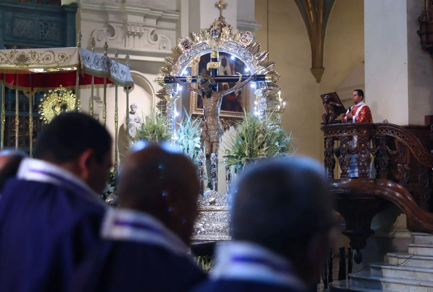 Los devotos cristianos participan en la celebración del Domingo de Ramos en la Catedral de Lima. ,Foto: ANDINA/Norman Córdova