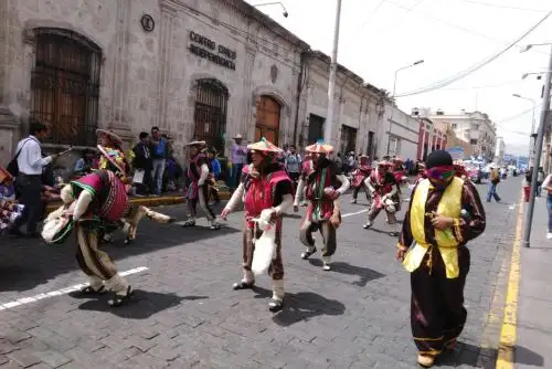 Más de 2,000 danzarines participan en el Primer Concurso de Danzas Típicas de Arequipa "Llaqtakunaq Tusuynin".