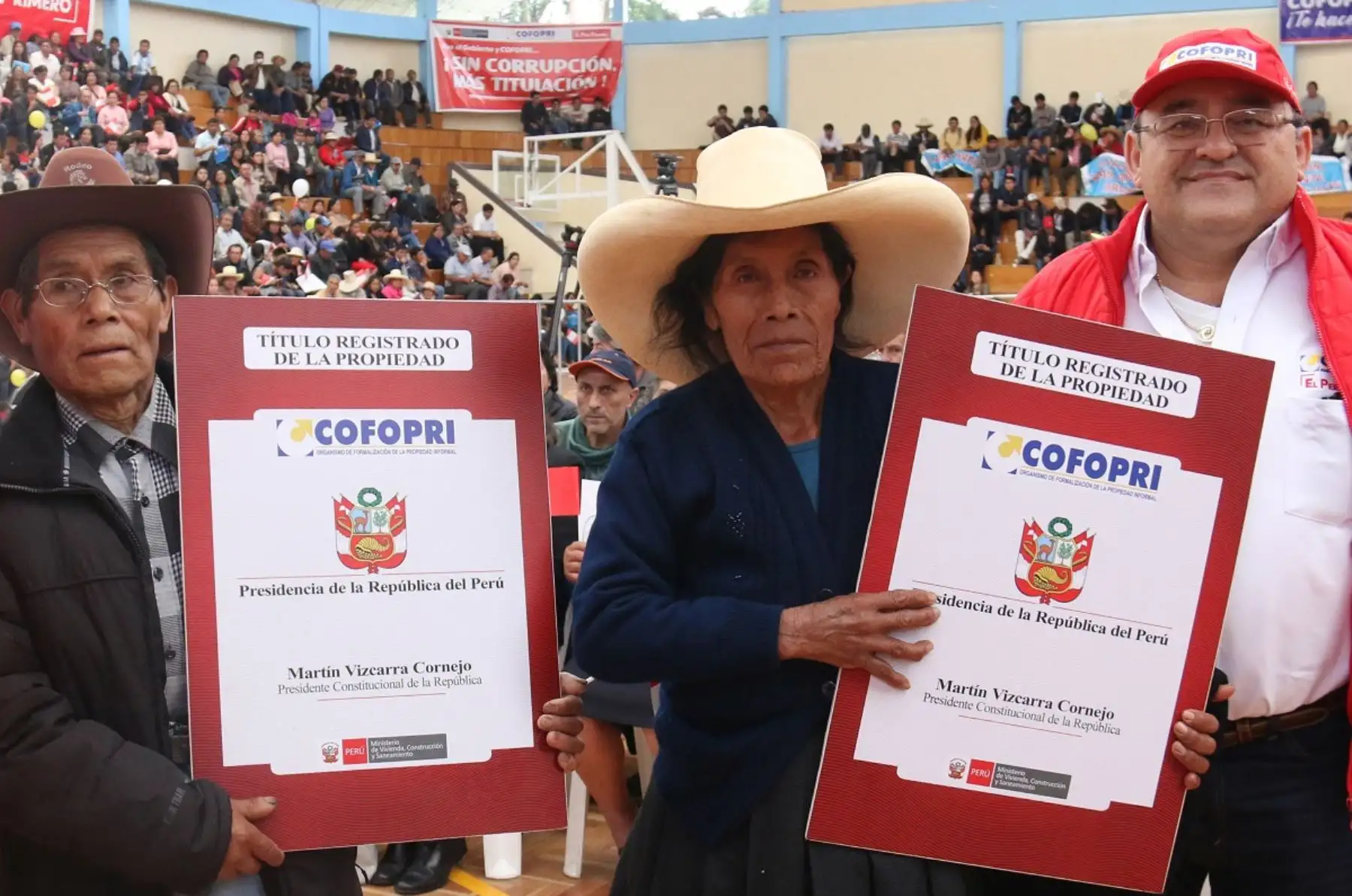 Entrega de títulos de propiedad. Foto: Cortesía.