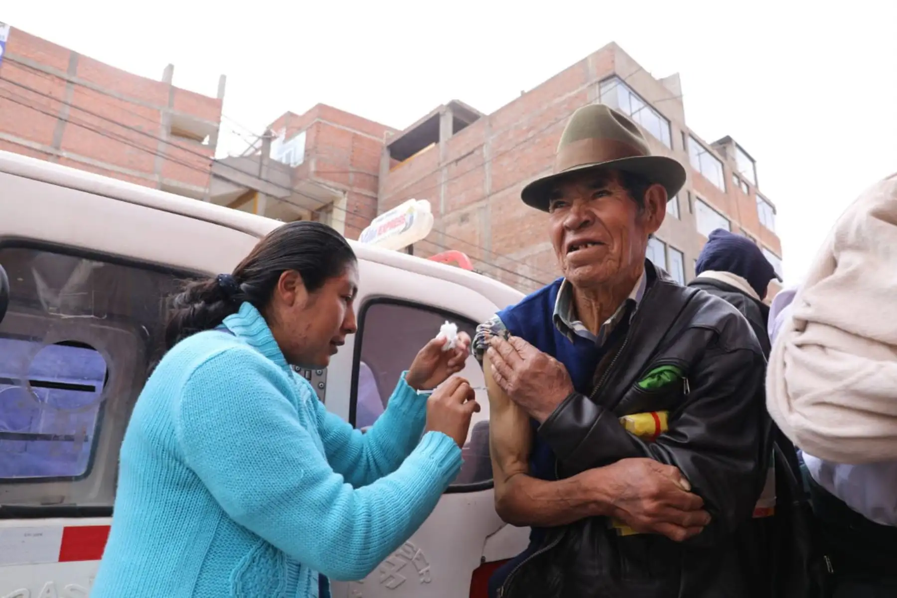 Alrededor de 25,000 beneficiarios del programa social Pensión 65 de 10 regiones del país recibieron la vacuna contra la neumonía.