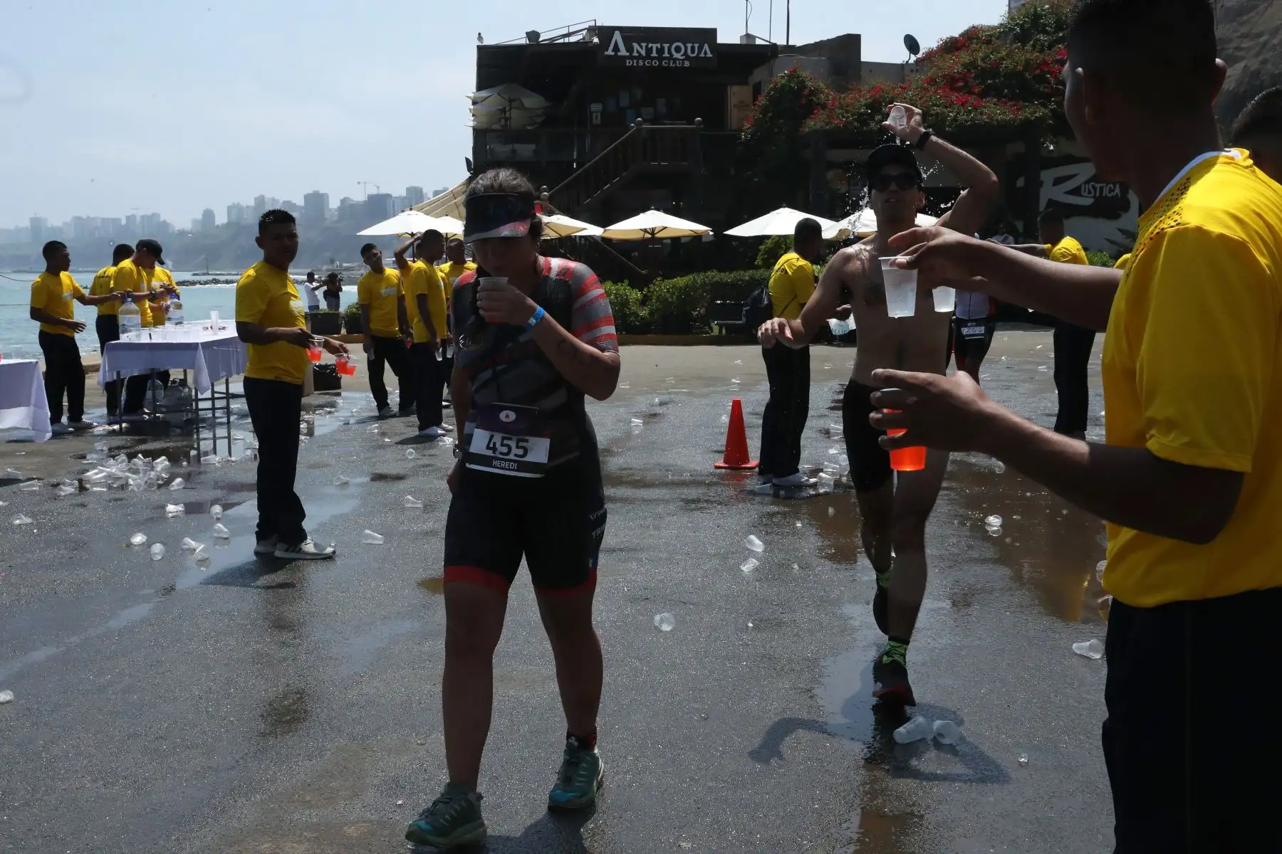 Los participantes en la triatlón IRONMAN 70.3 Perú 2109 compitieron en tres disciplinas: A nado 1.2 millas, recorrieron en bicicleta 90 kilometros y a trote 21 kilometros. El recorrido se realizó a lo largo de la costa verde. Foto: ANDINA/Melina Mejía