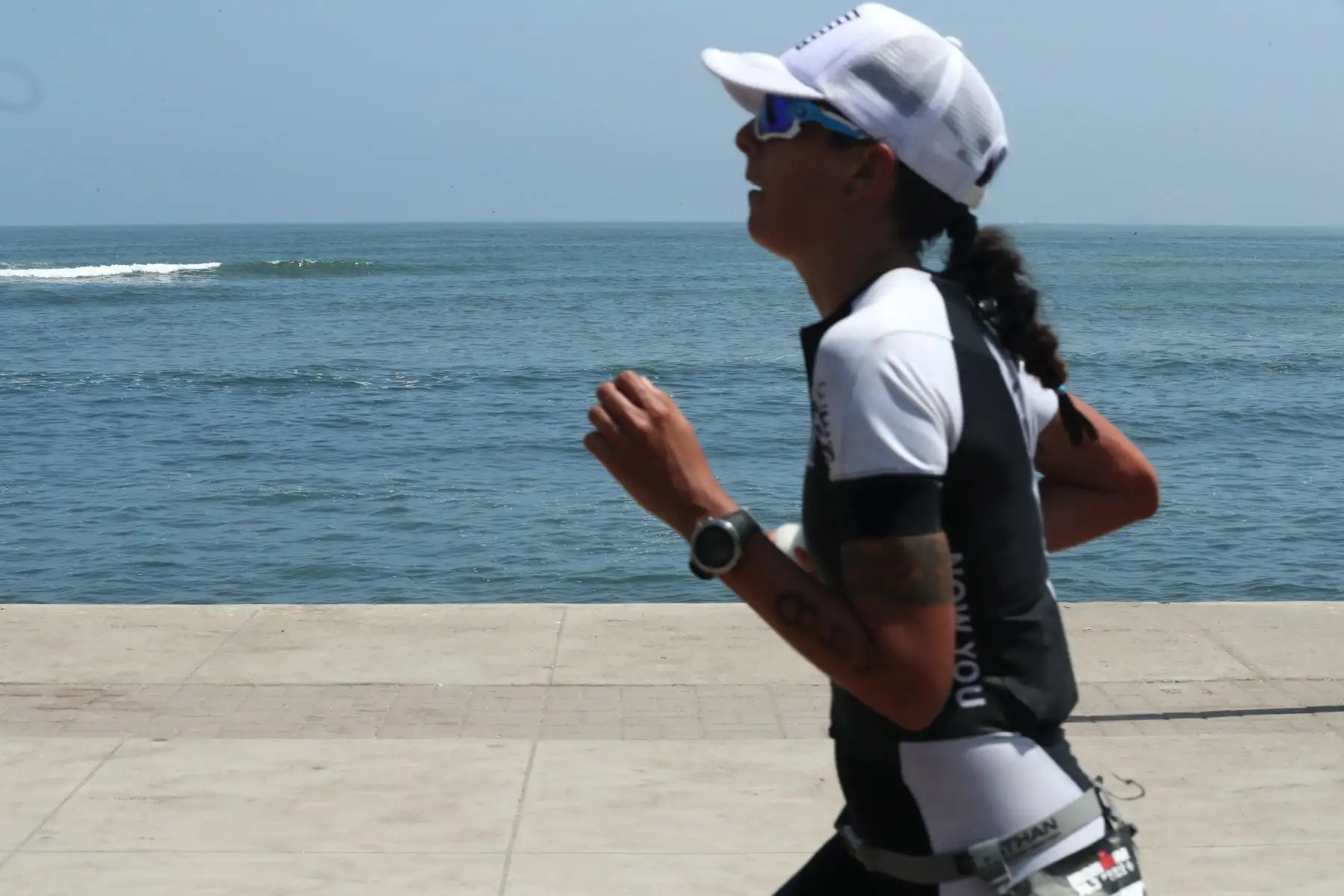 Los participantes en la triatlón IRONMAN 70.3 Perú 2109 compitieron en tres disciplinas: A nado 1.2 millas, recorrieron en bicicleta 90 kilometros y a trote 21 kilometros. El recorrido se realizó a lo largo de la costa verde. Foto: ANDINA/Melina Mejía