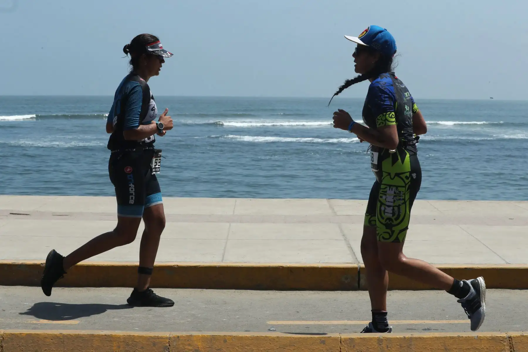 Los participantes en la triatlón IRONMAN 70.3 Perú 2109 compitieron en tres disciplinas: A nado 1.2 millas, recorrieron en bicicleta 90 kilometros y a trote 21 kilometros. El recorrido se realizó a lo largo de la costa verde. Foto: ANDINA/Melina Mejía