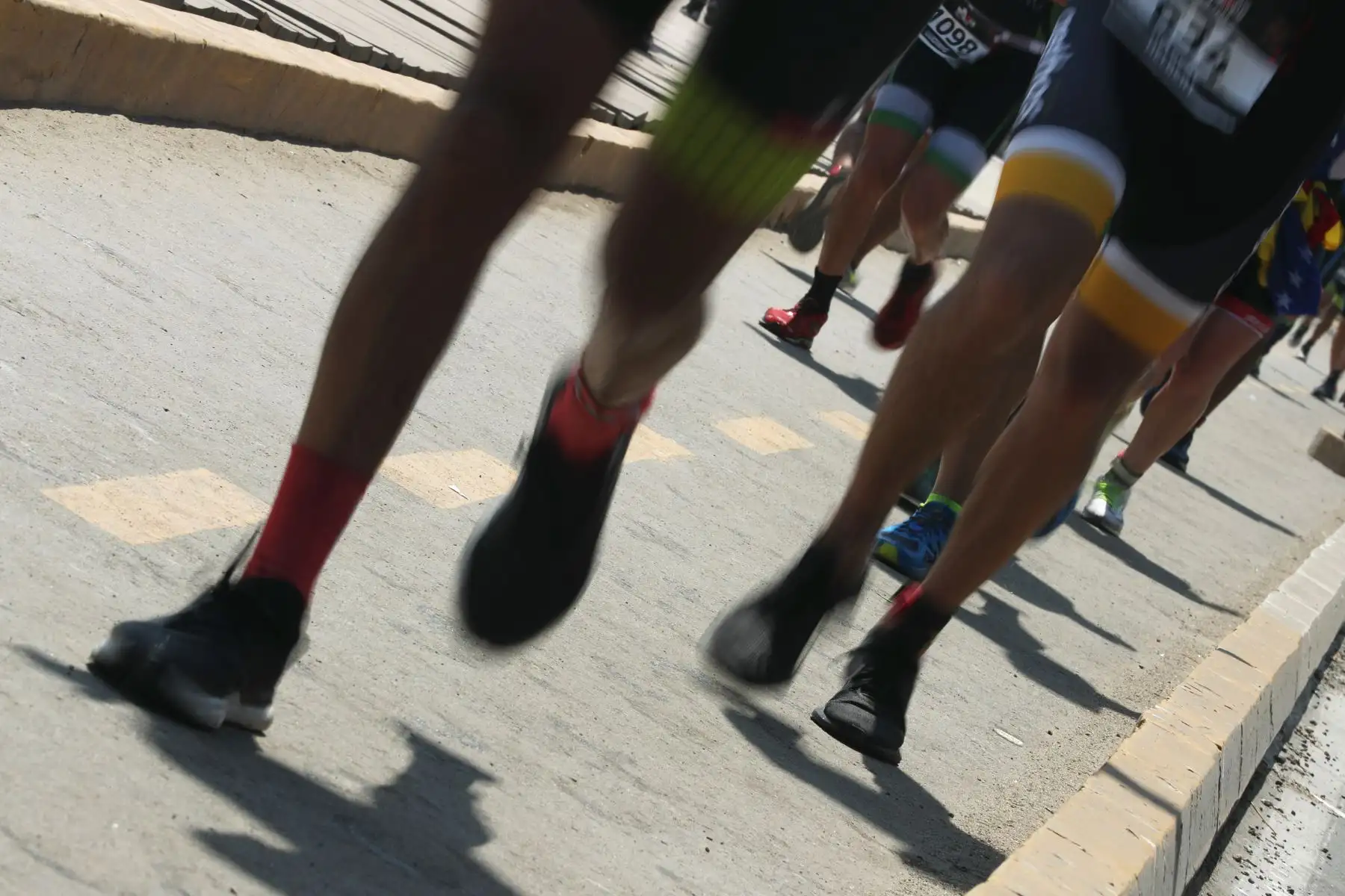 Los participantes en la triatlón IRONMAN 70.3 Perú 2109 compitieron en tres disciplinas: A nado 1.2 millas, recorrieron en bicicleta 90 kilometros y a trote 21 kilometros. El recorrido se realizó a lo largo de la costa verde. Foto: ANDINA/Melina Mejía
