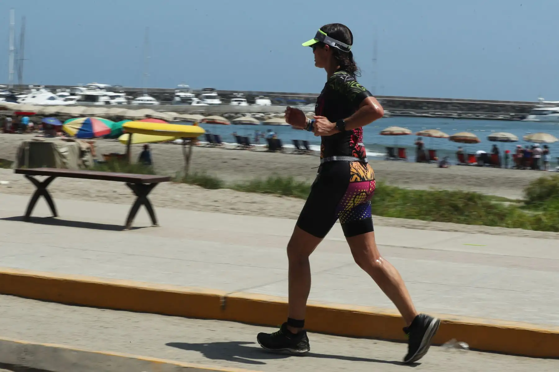 Los participantes en la triatlón IRONMAN 70.3 Perú 2109 compitieron en tres disciplinas: A nado 1.2 millas, recorrieron en bicicleta 90 kilometros y a trote 21 kilometros. El recorrido se realizó a lo largo de la costa verde. Foto: ANDINA/Melina Mejía