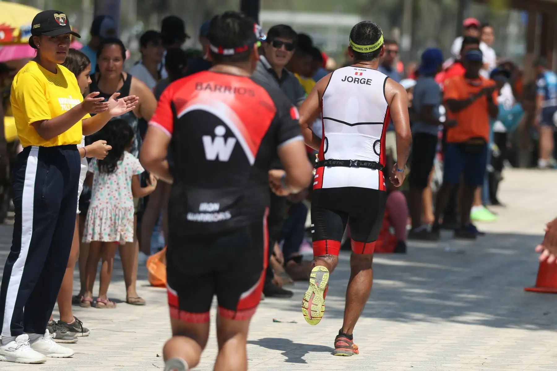 Los participantes en la triatlón IRONMAN 70.3 Perú 2109 compitieron en tres disciplinas: A nado 1.2 millas, recorrieron en bicicleta 90 kilometros y a trote 21 kilometros. El recorrido se realizó a lo largo de la costa verde. Foto: ANDINA/Melina Mejía