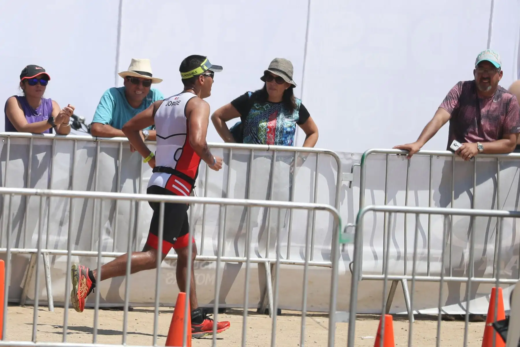 Los participantes en la triatlón IRONMAN 70.3 Perú 2109 compitieron en tres disciplinas: A nado 1.2 millas, recorrieron en bicicleta 90 kilometros y a trote 21 kilometros. El recorrido se realizó a lo largo de la costa verde. Foto: ANDINA/Melina Mejía