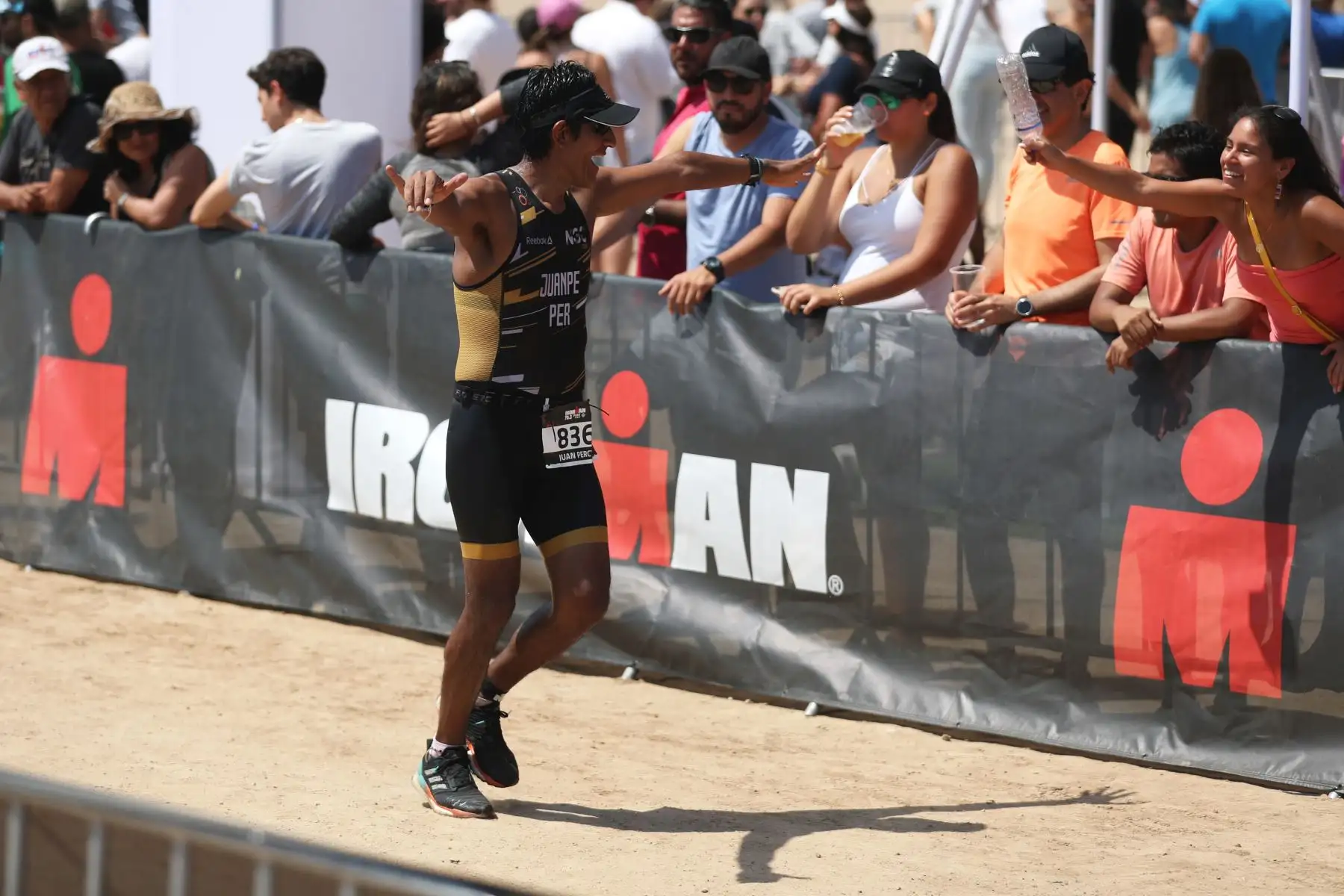 Los participantes en la triatlón IRONMAN 70.3 Perú 2109 compitieron en tres disciplinas: A nado 1.2 millas, recorrieron en bicicleta 90 kilometros y a trote 21 kilometros. El recorrido se realizó a lo largo de la costa verde. Foto: ANDINA/Melina Mejía