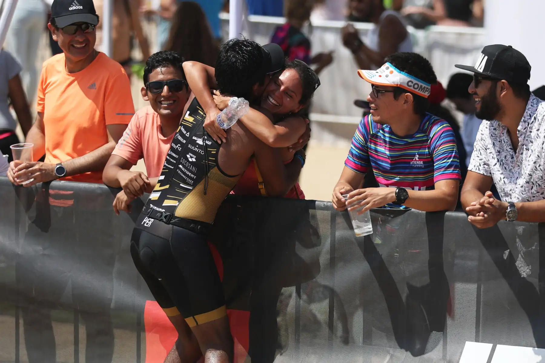 Los participantes en la triatlón IRONMAN 70.3 Perú 2109 compitieron en tres disciplinas: A nado 1.2 millas, recorrieron en bicicleta 90 kilometros y a trote 21 kilometros. El recorrido se realizó a lo largo de la costa verde. Foto: ANDINA/Melina Mejía