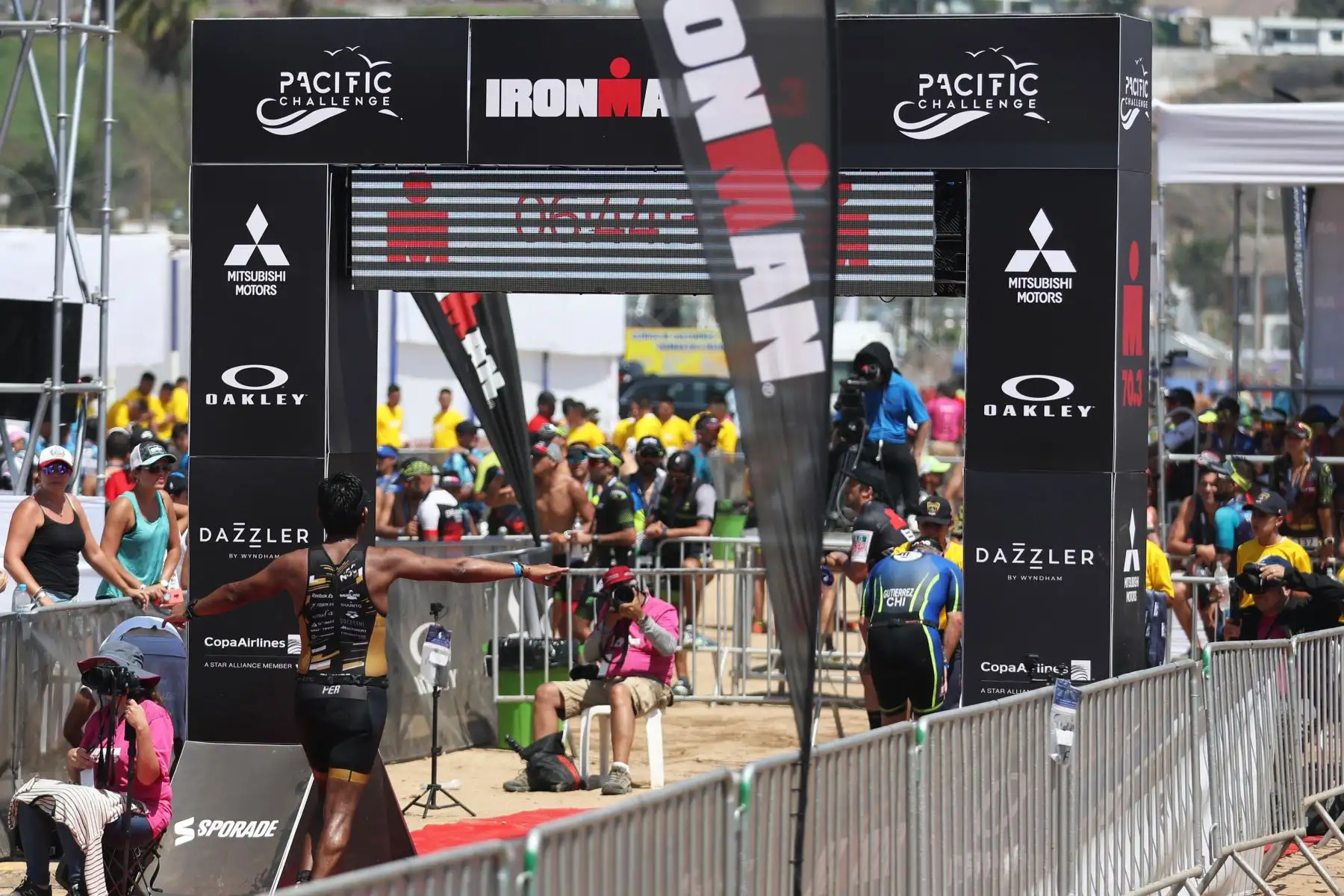 Los participantes en la triatlón IRONMAN 70.3 Perú 2109 compitieron en tres disciplinas: A nado 1.2 millas, recorrieron en bicicleta 90 kilometros y a trote 21 kilometros. El recorrido se realizó a lo largo de la costa verde. Foto: ANDINA/Melina Mejía