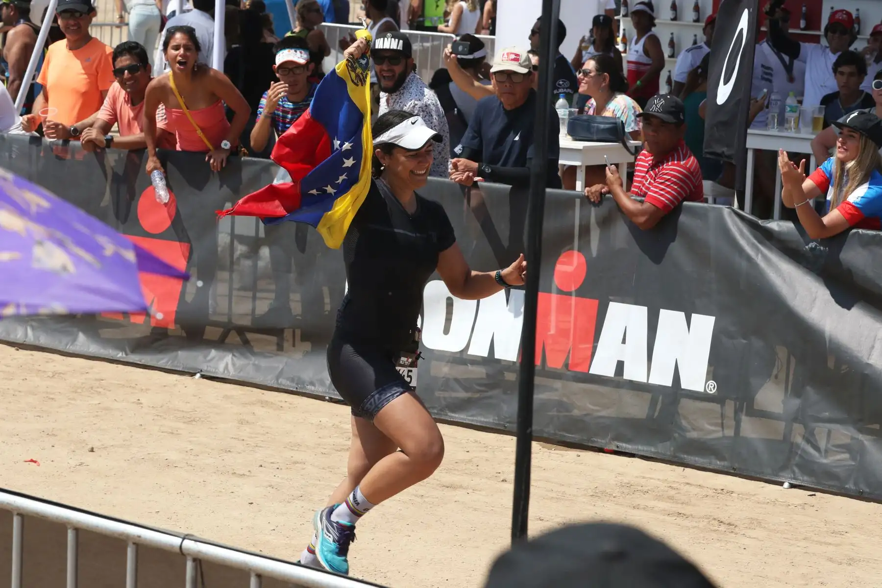 Los participantes en la triatlón IRONMAN 70.3 Perú 2109 compitieron en tres disciplinas: A nado 1.2 millas, recorrieron en bicicleta 90 kilometros y a trote 21 kilometros. El recorrido se realizó a lo largo de la costa verde. Foto: ANDINA/Melina Mejía