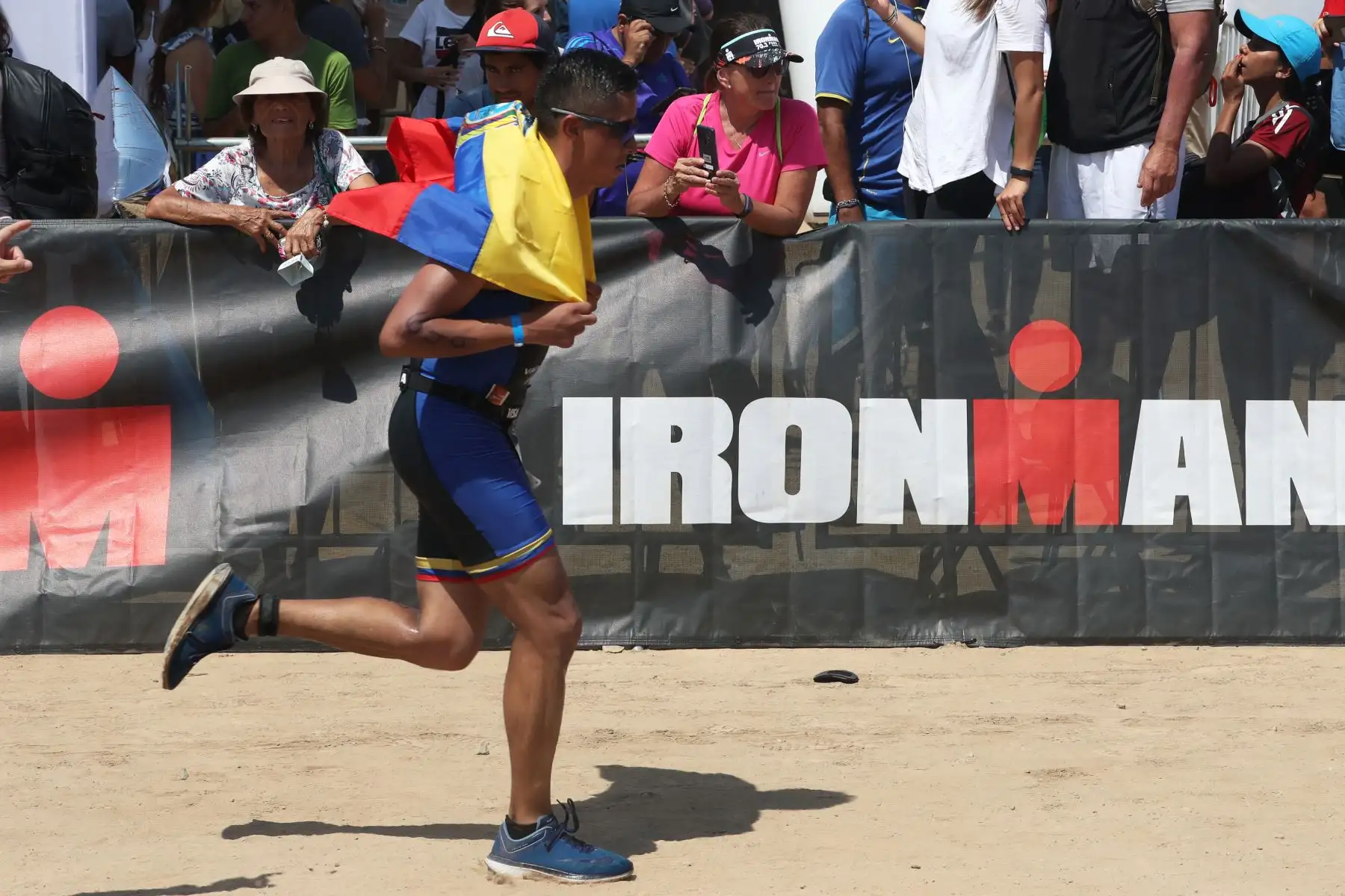 Los participantes en la triatlón IRONMAN 70.3 Perú 2109 compitieron en tres disciplinas: A nado 1.2 millas, recorrieron en bicicleta 90 kilometros y a trote 21 kilometros. El recorrido se realizó a lo largo de la costa verde. Foto: ANDINA/Melina Mejía
