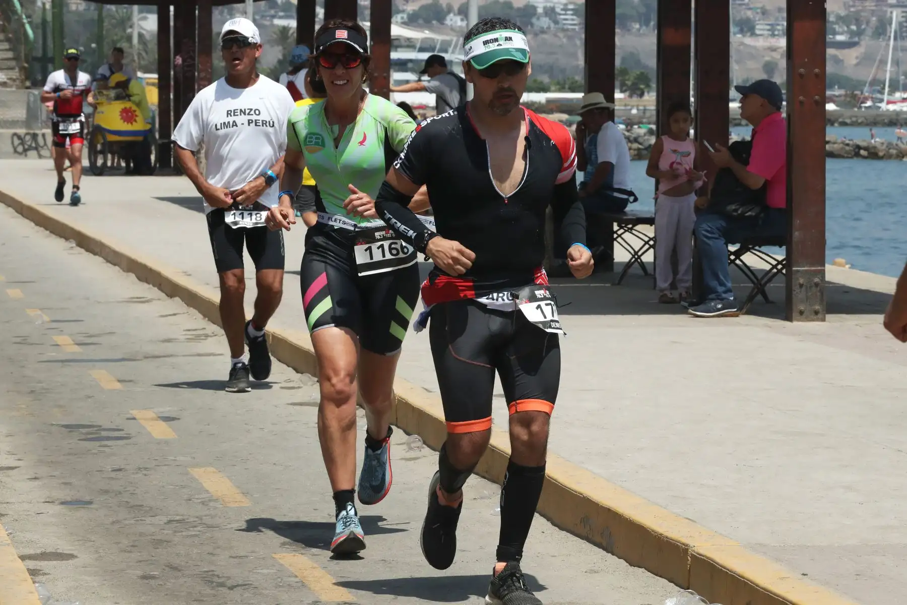 Los participantes en la triatlón IRONMAN 70.3 Perú 2109 compitieron en tres disciplinas: A nado 1.2 millas, recorrieron en bicicleta 90 kilometros y a trote 21 kilometros. El recorrido se realizó a lo largo de la costa verde. Foto: ANDINA/Melina Mejía