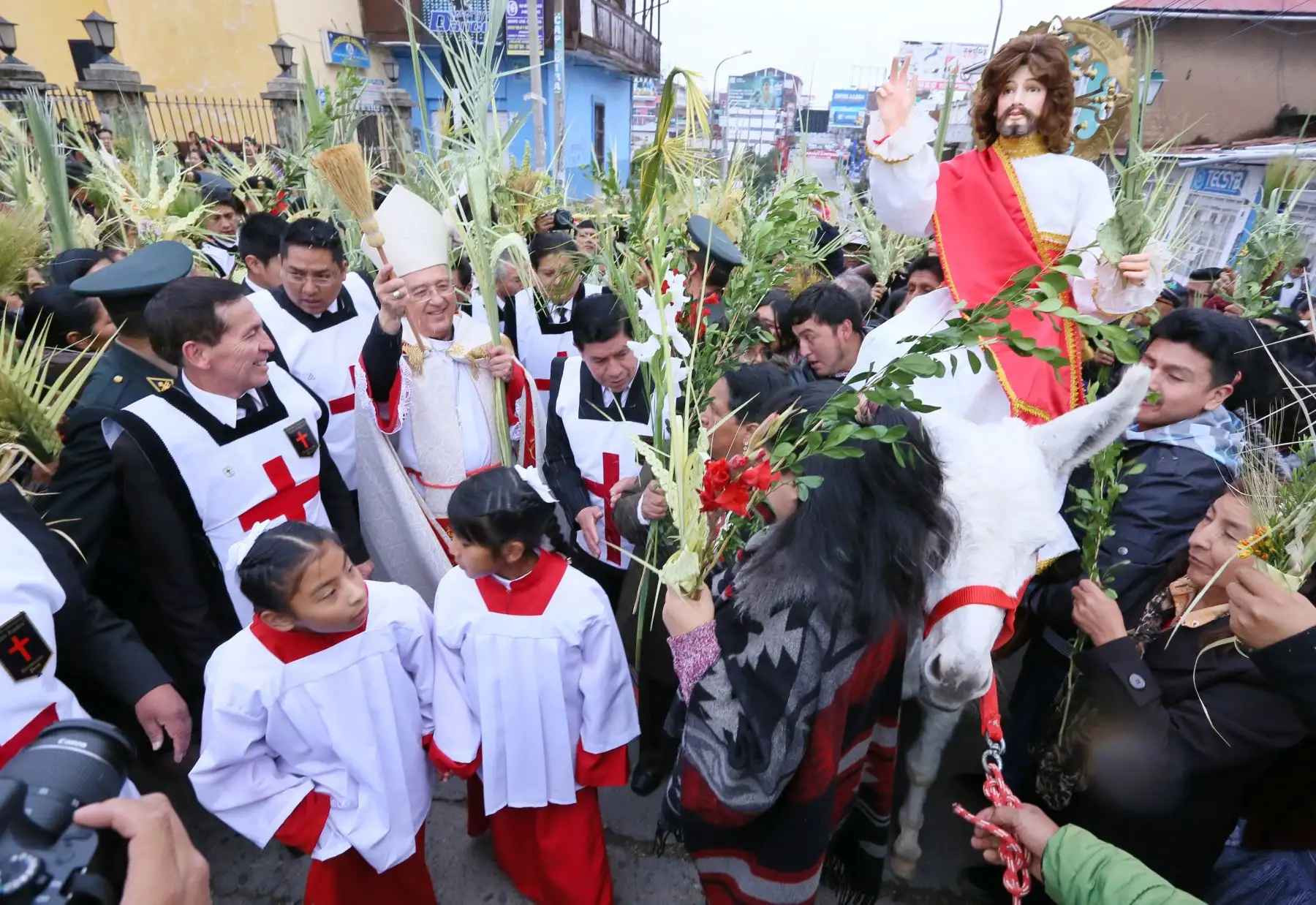 En el marco del Domingo de Ramos, el cardenal Pedro Barreto bendijo los ramos de miles de fieles  durante la procesión del Señor del Triunfo, que partió del templo La Merced y llegó a la plaza de la Constitución donde realizó una liturgia.Foto: ANDINA/ Municipalidad de Huancayo