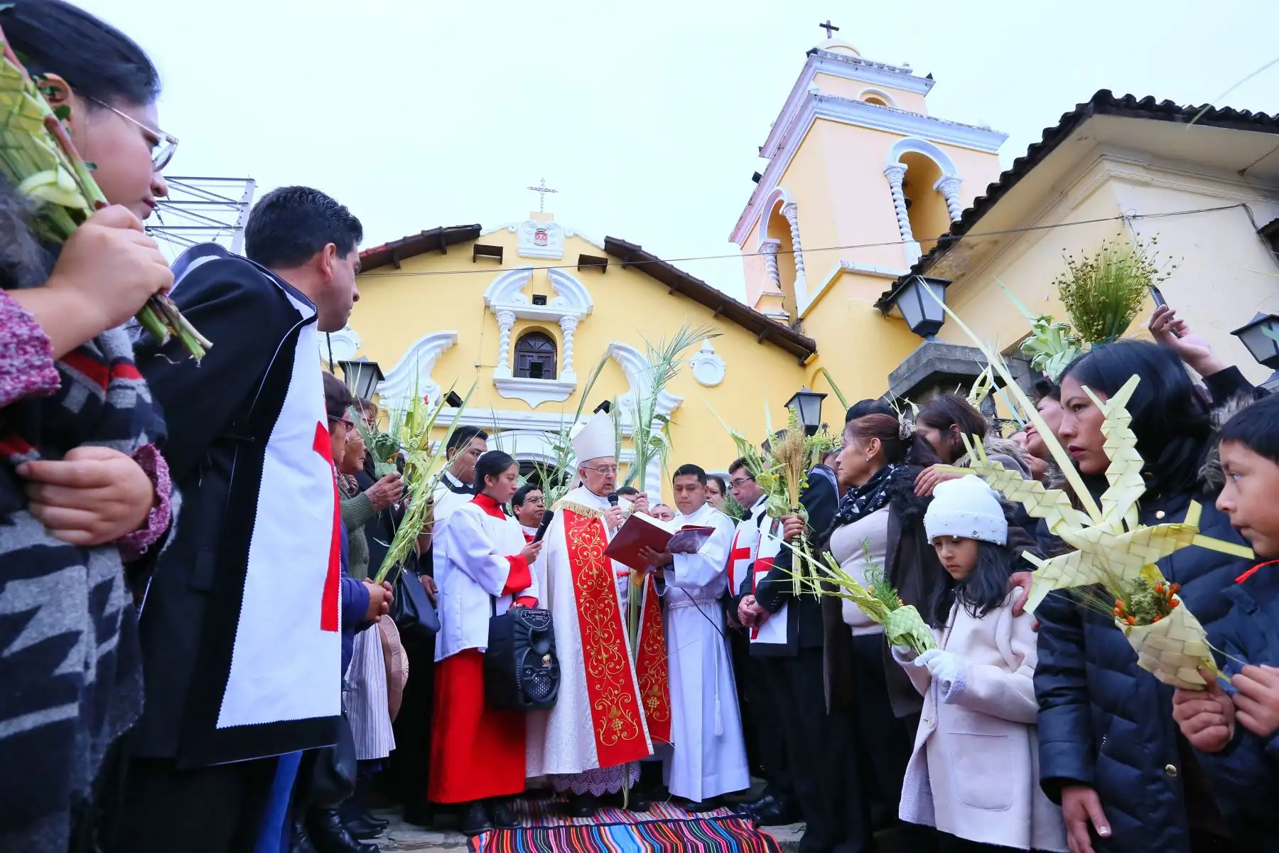 En el marco del Domingo de Ramos, el cardenal Pedro Barreto bendijo los ramos de miles de fieles  durante la procesión del Señor del Triunfo, que partió del templo La Merced y llegó a la plaza de la Constitución donde realizó una liturgia.Foto: ANDINA/ Municipalidad de Huancayo