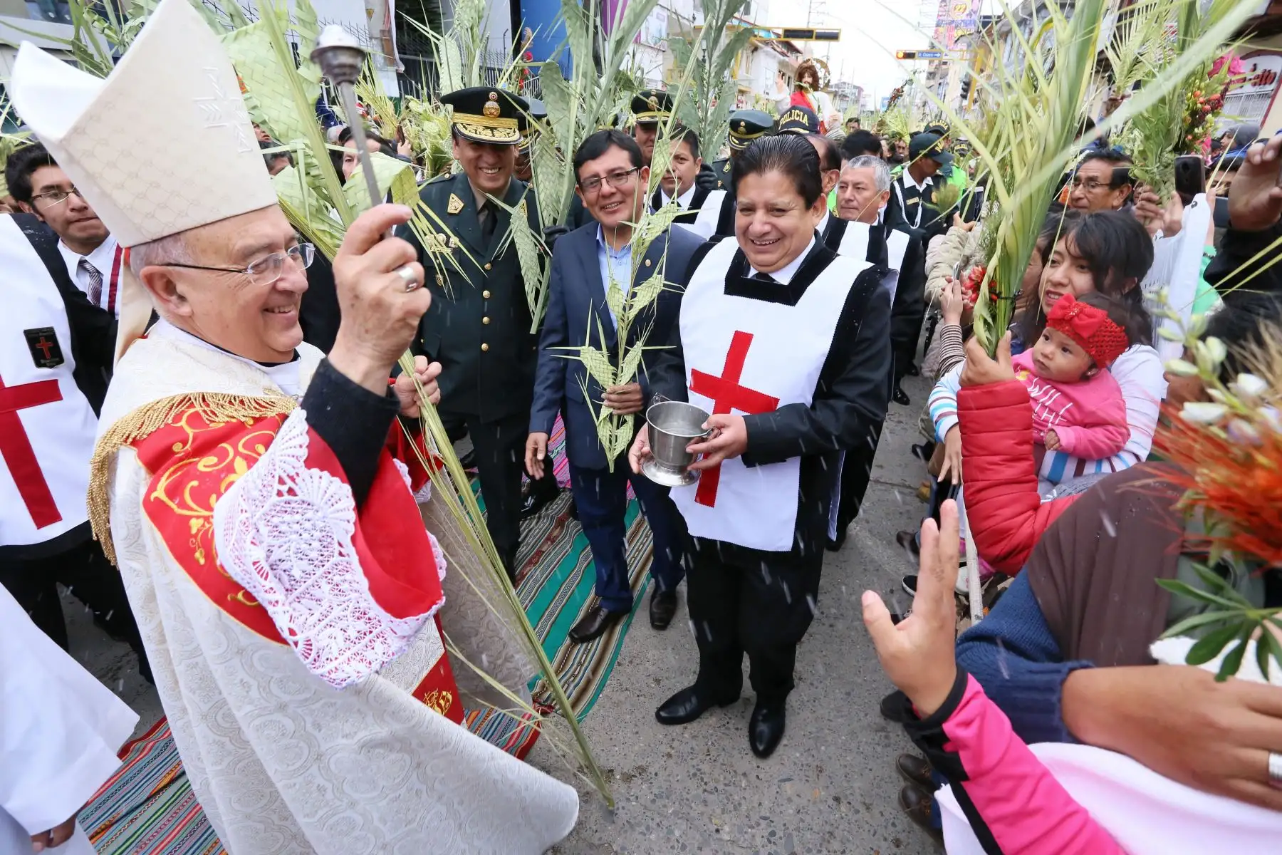 En el marco del Domingo de Ramos, el cardenal Pedro Barreto bendijo los ramos de miles de fieles  durante la procesión del Señor del Triunfo, que partió del templo La Merced y llegó a la plaza de la Constitución donde realizó una liturgia.Foto: ANDINA/ Municipalidad de Huancayo