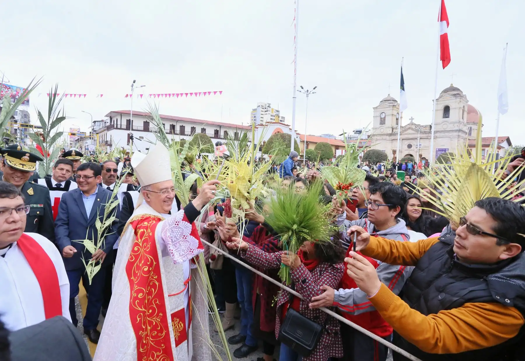 En el marco del Domingo de Ramos, el cardenal Pedro Barreto bendijo los ramos de miles de fieles  durante la procesión del Señor del Triunfo, que partió del templo La Merced y llegó a la plaza de la Constitución donde realizó una liturgia.Foto: ANDINA/ Municipalidad de Huancayo